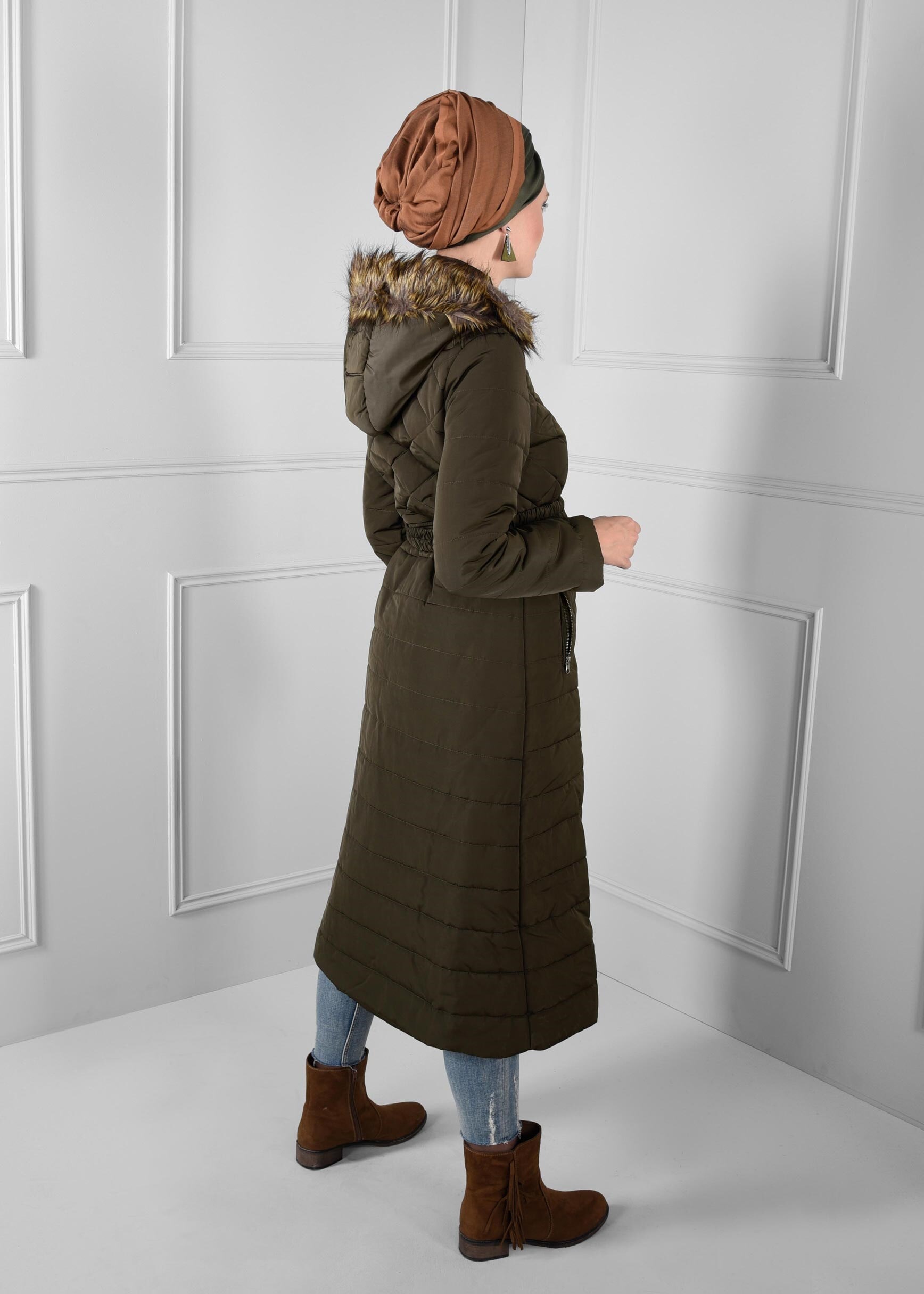 Tesettür giyim HAKİ CEPLİ KEMERLİ KAPİTONE KABAN 9706