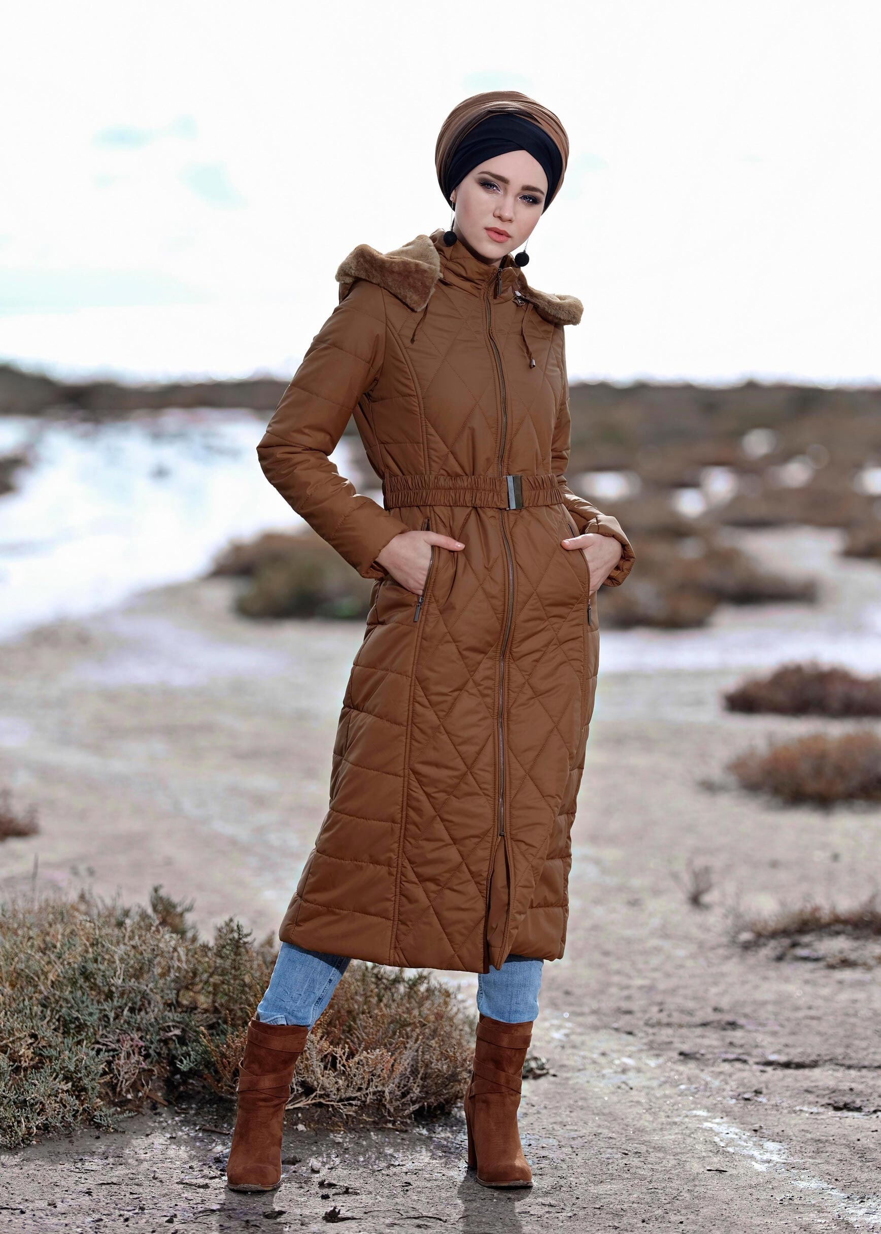 Tesettür giyim KAHVE KAPÜŞONU KÜRKLÜ KEMERLİ KAPİTONE KABAN 9713