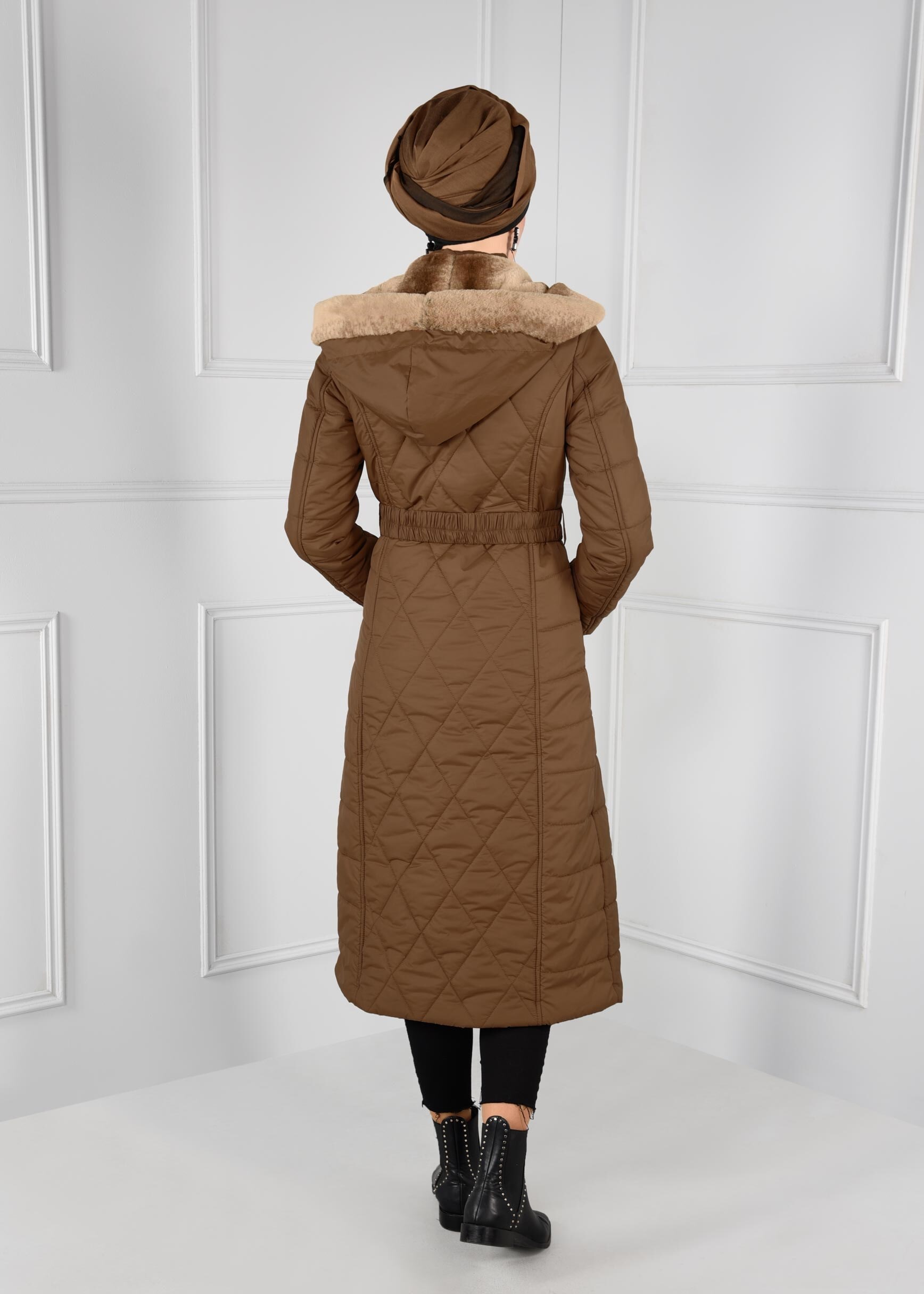 Tesettür giyim KAHVE KAPÜŞONU KÜRKLÜ KEMERLİ KAPİTONE KABAN 9713