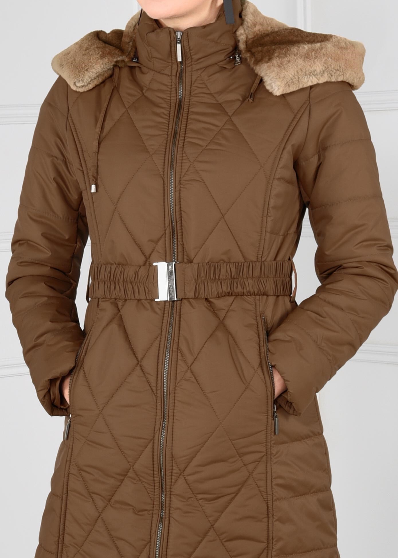 Tesettür giyim KAHVE KAPÜŞONU KÜRKLÜ KEMERLİ KAPİTONE KABAN 9713