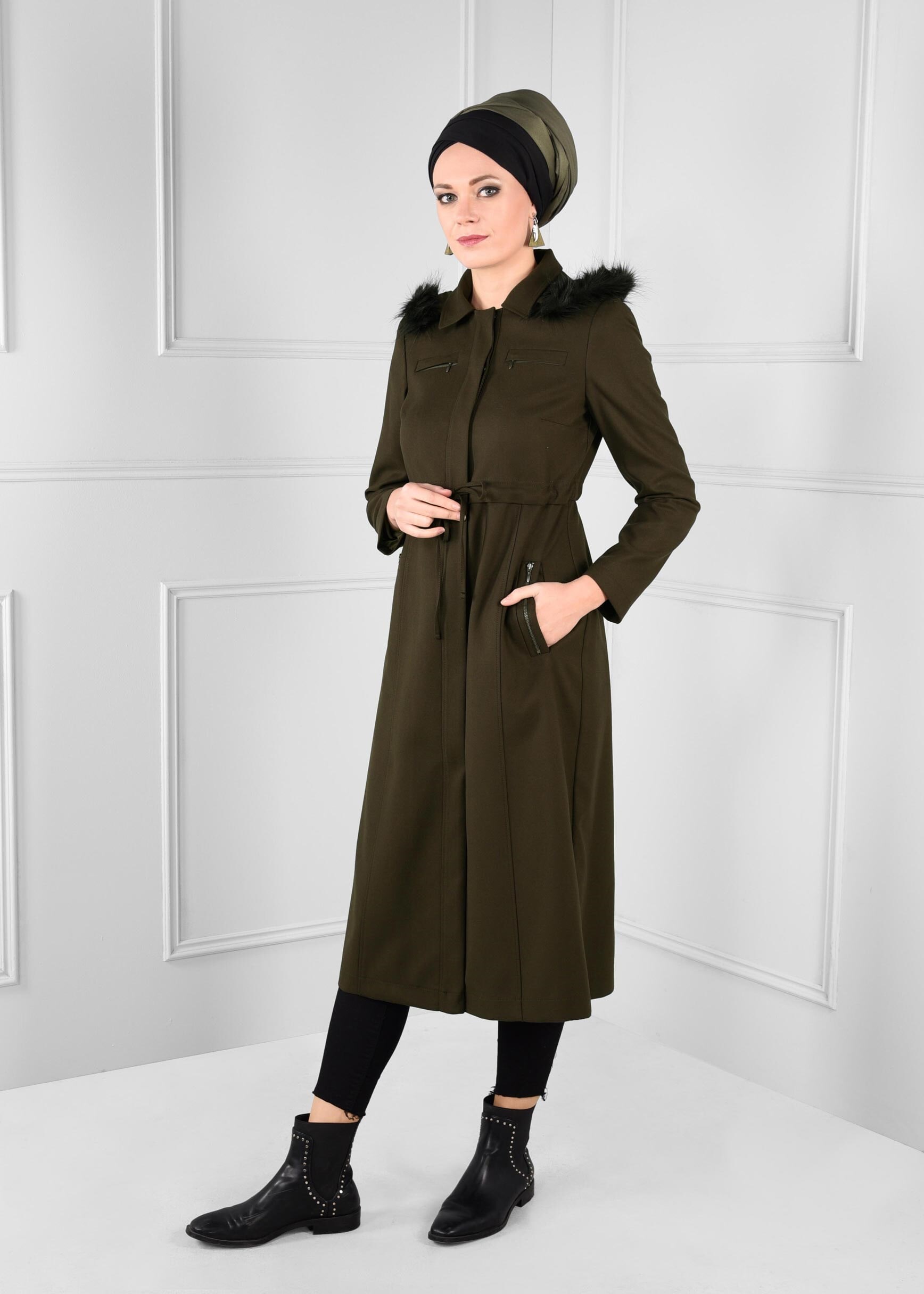 Tesettür giyim HAKİ BELDEN BAĞCIKLI GİZLİ DÜĞMELİ KAPÜŞONU PELUŞLU KABAN 9721