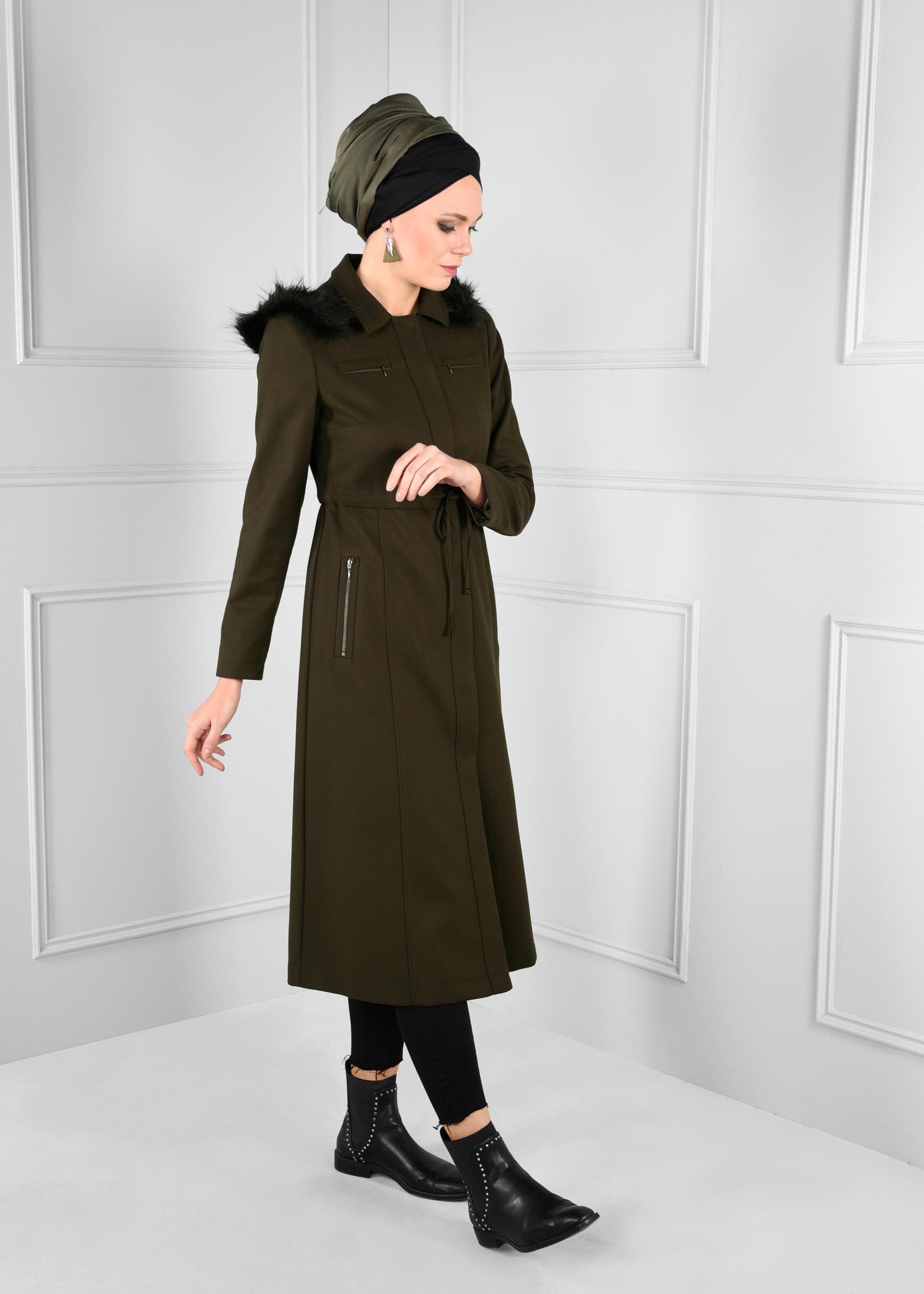 Tesettür giyim HAKİ BELDEN BAĞCIKLI GİZLİ DÜĞMELİ KAPÜŞONU PELUŞLU KABAN 9721