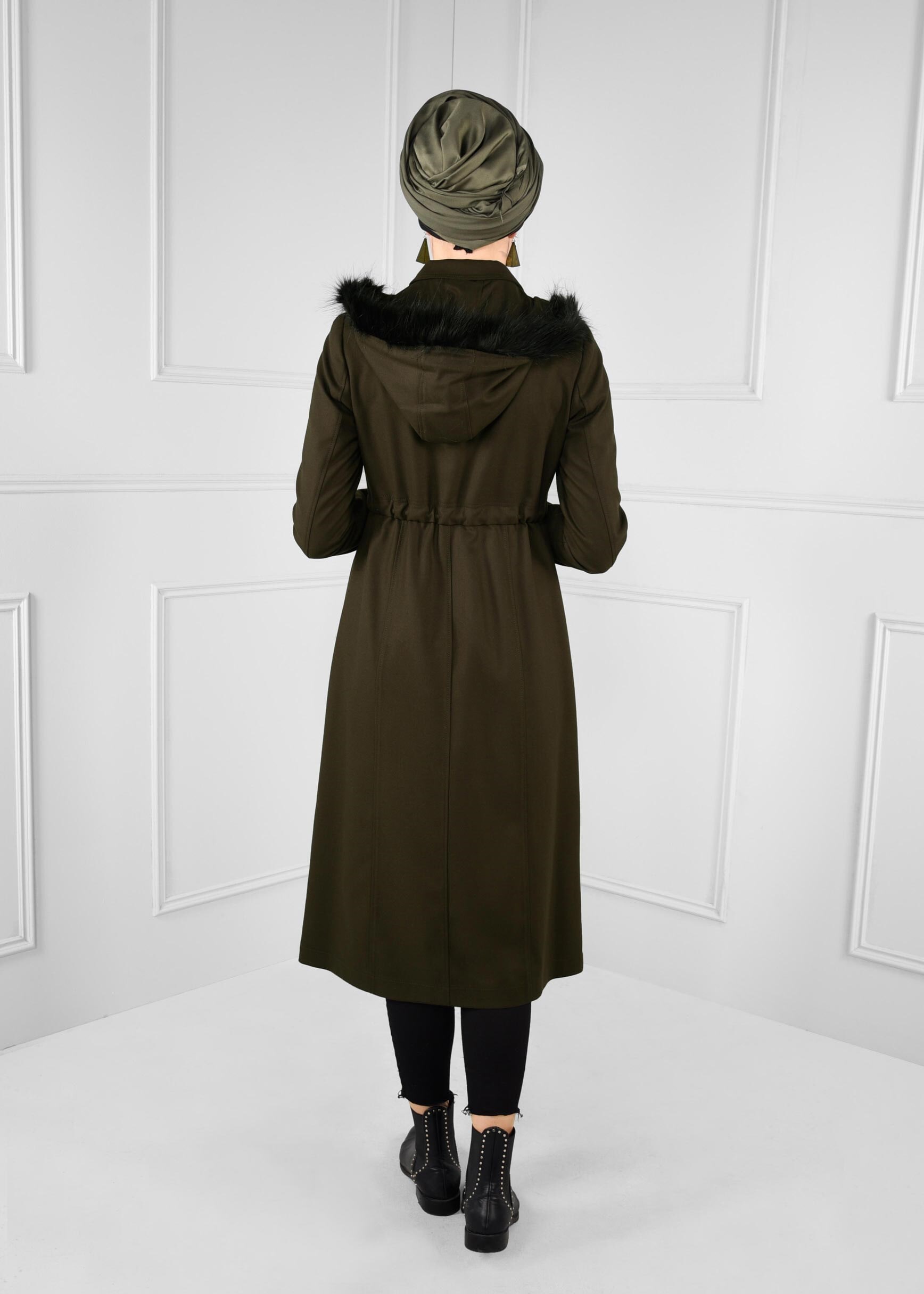 Tesettür giyim HAKİ BELDEN BAĞCIKLI GİZLİ DÜĞMELİ KAPÜŞONU PELUŞLU KABAN 9721