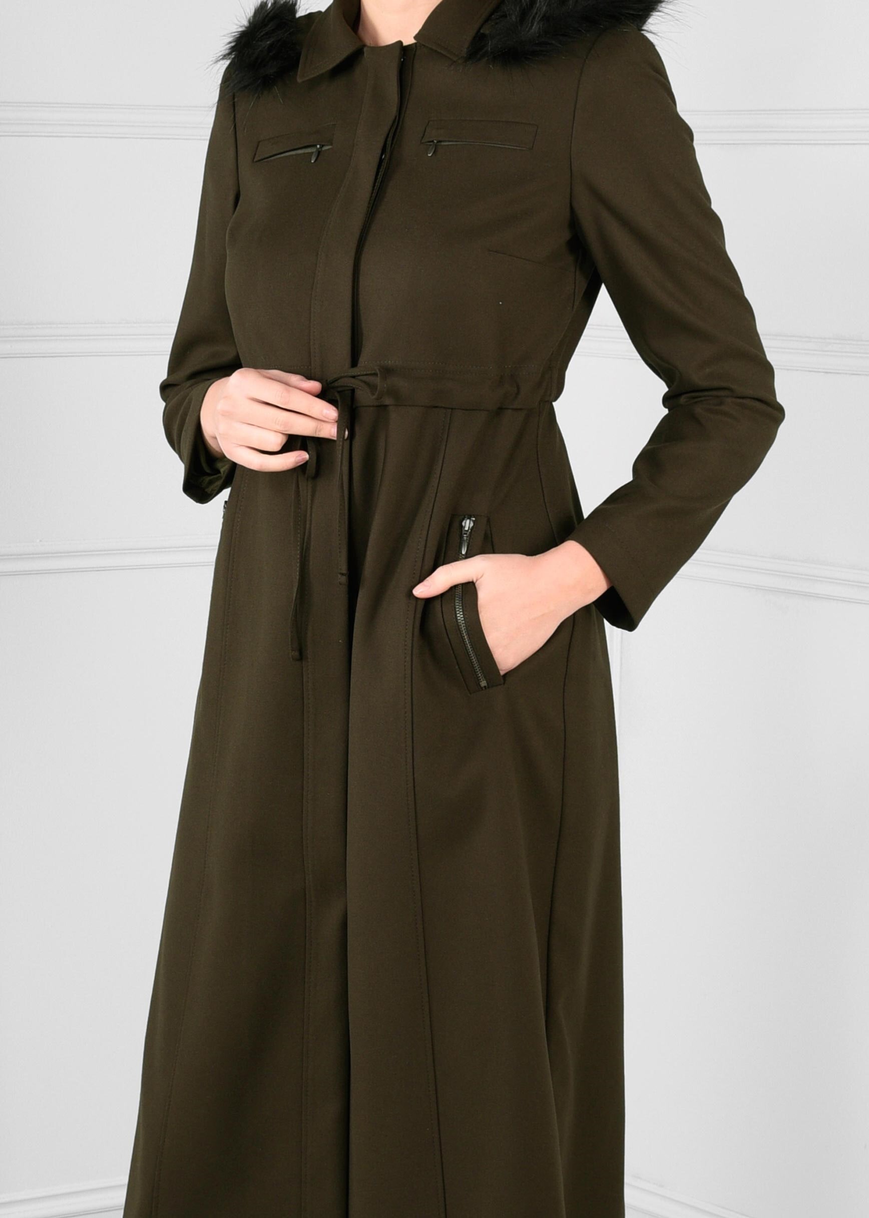 Tesettür giyim HAKİ BELDEN BAĞCIKLI GİZLİ DÜĞMELİ KAPÜŞONU PELUŞLU KABAN 9721