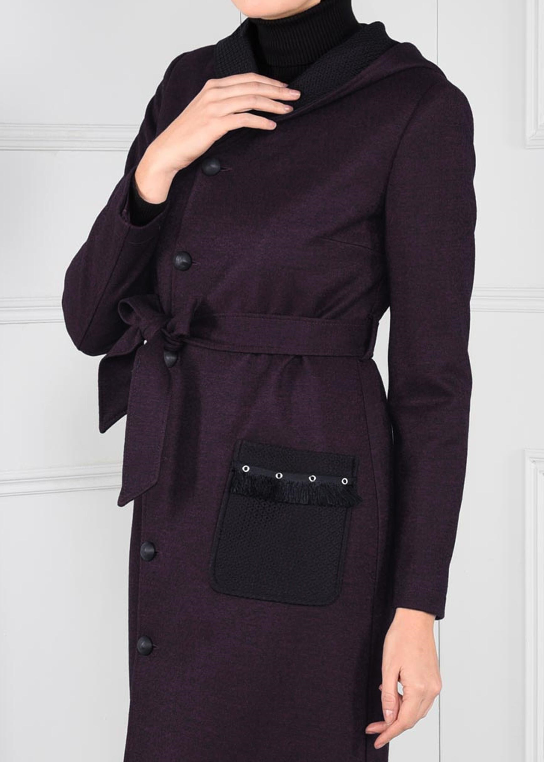 Tesettür giyim MÜRDÜM CEPLERİ PÜSKÜLLÜ KAPÜŞONLU DÜĞMELİ KABAN 9726