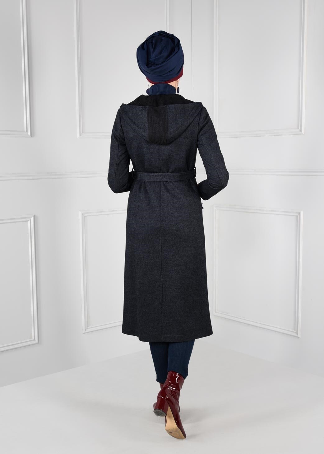 Tesettür giyim LACİVERT CEPLERİ PÜSKÜLLÜ KAPÜŞONLU DÜĞMELİ KABAN 9726