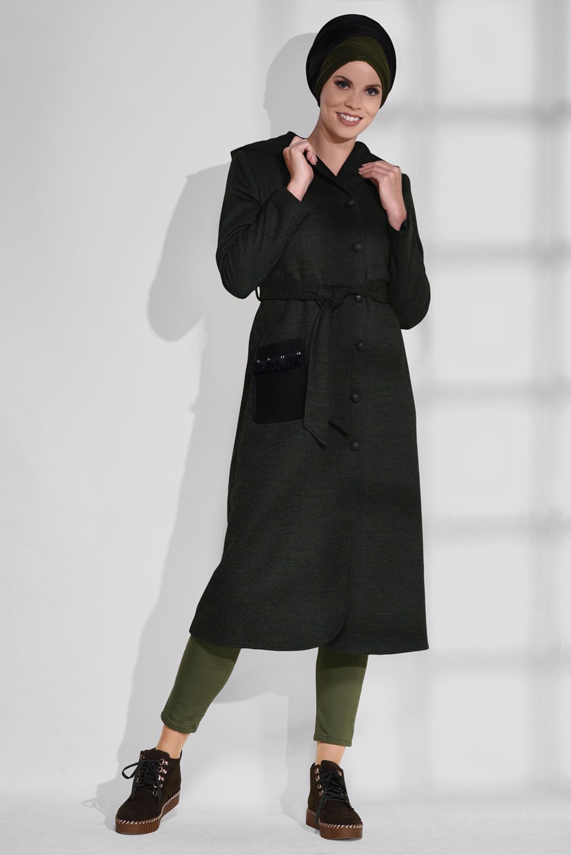 Tesettür giyim YEŞİL CEPLERİ PÜSKÜLLÜ KAPÜŞONLU DÜĞMELİ KABAN 9726