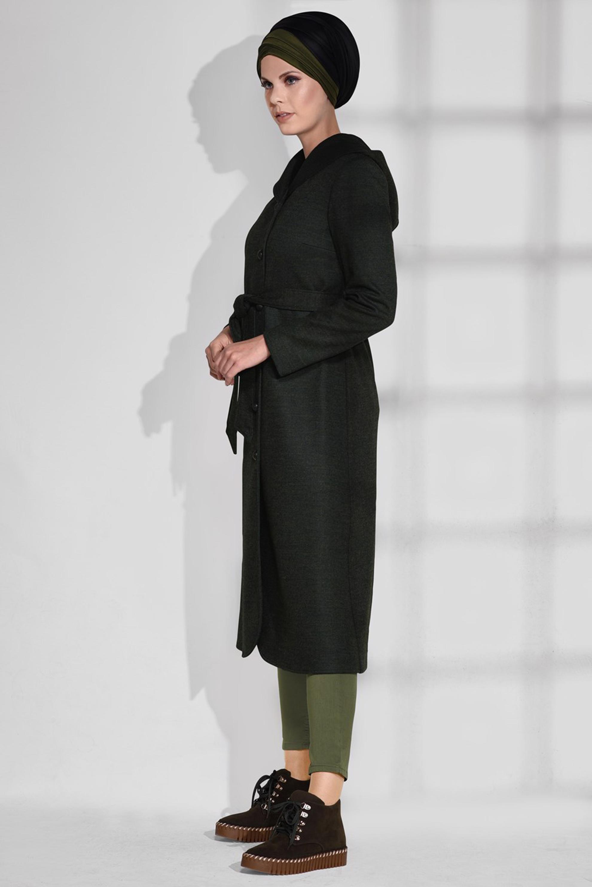 Tesettür giyim YEŞİL CEPLERİ PÜSKÜLLÜ KAPÜŞONLU DÜĞMELİ KABAN 9726