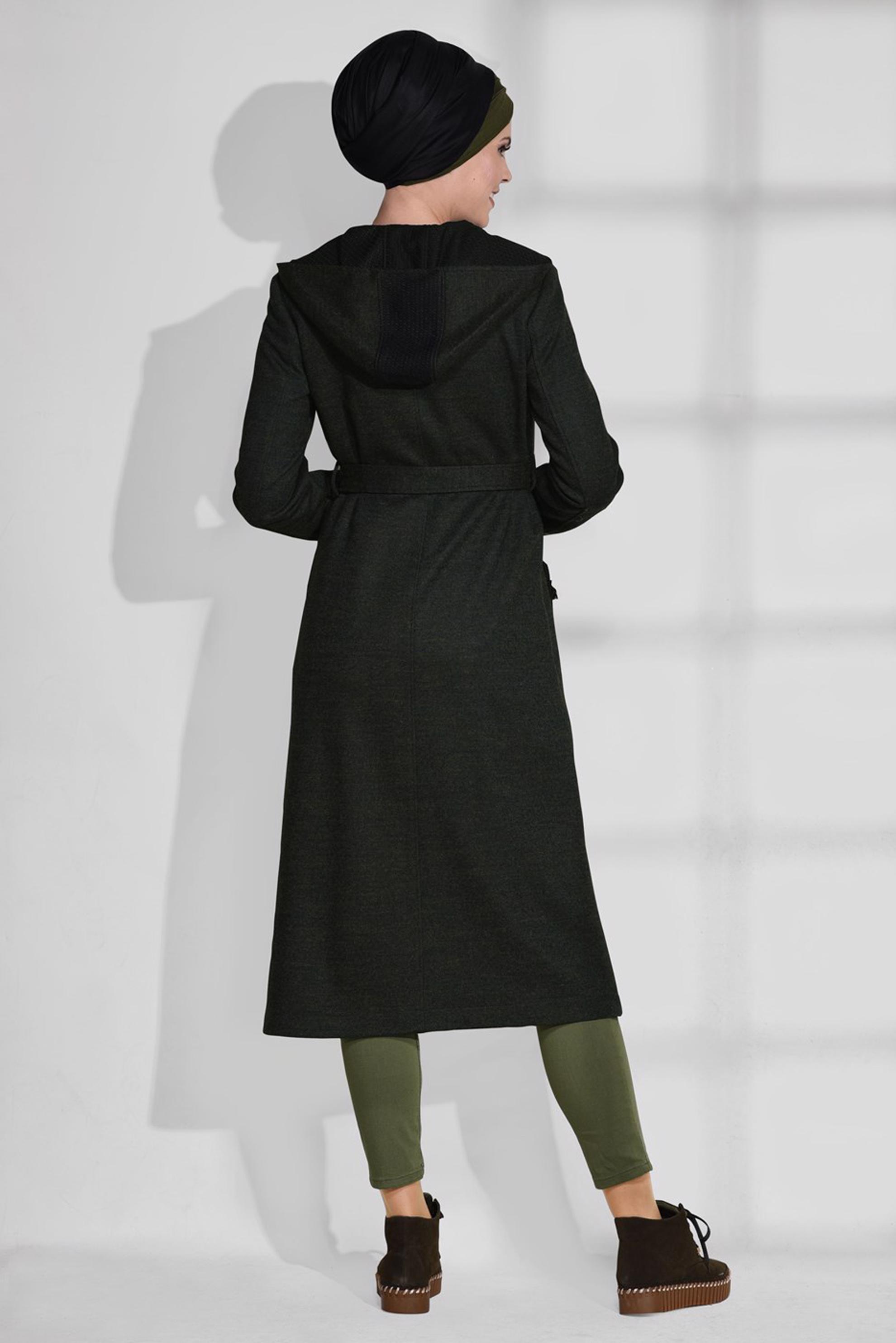 Tesettür giyim YEŞİL CEPLERİ PÜSKÜLLÜ KAPÜŞONLU DÜĞMELİ KABAN 9726