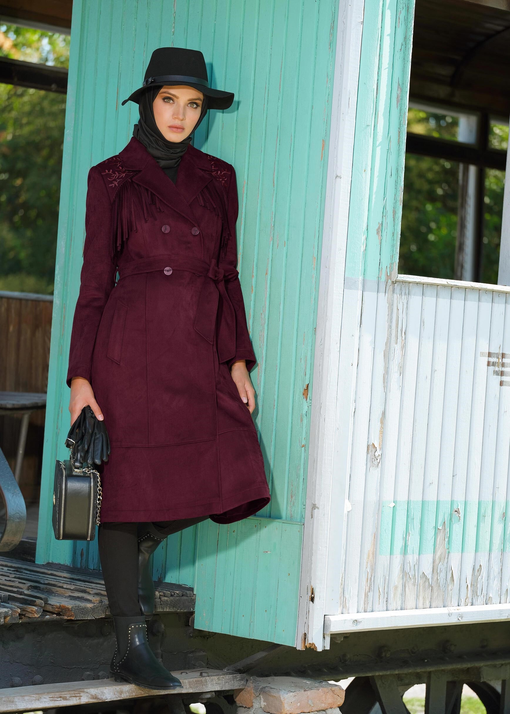 Tesettür giyim MÜRDÜM NAKIŞLI PÜSKÜLLÜ KRUVAZE SÜET KABAN 9727