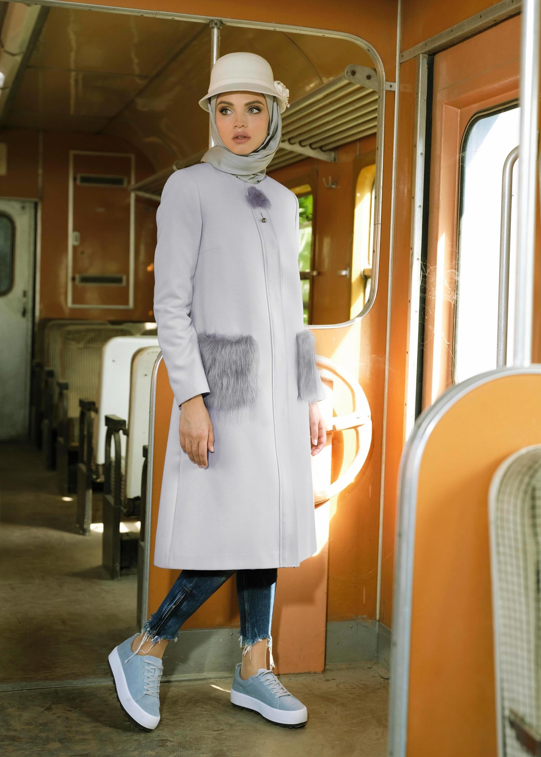 Tesettür giyim GRİ CEPLERİ KÜRK DETAYLI FERMUARLI KABAN 9729