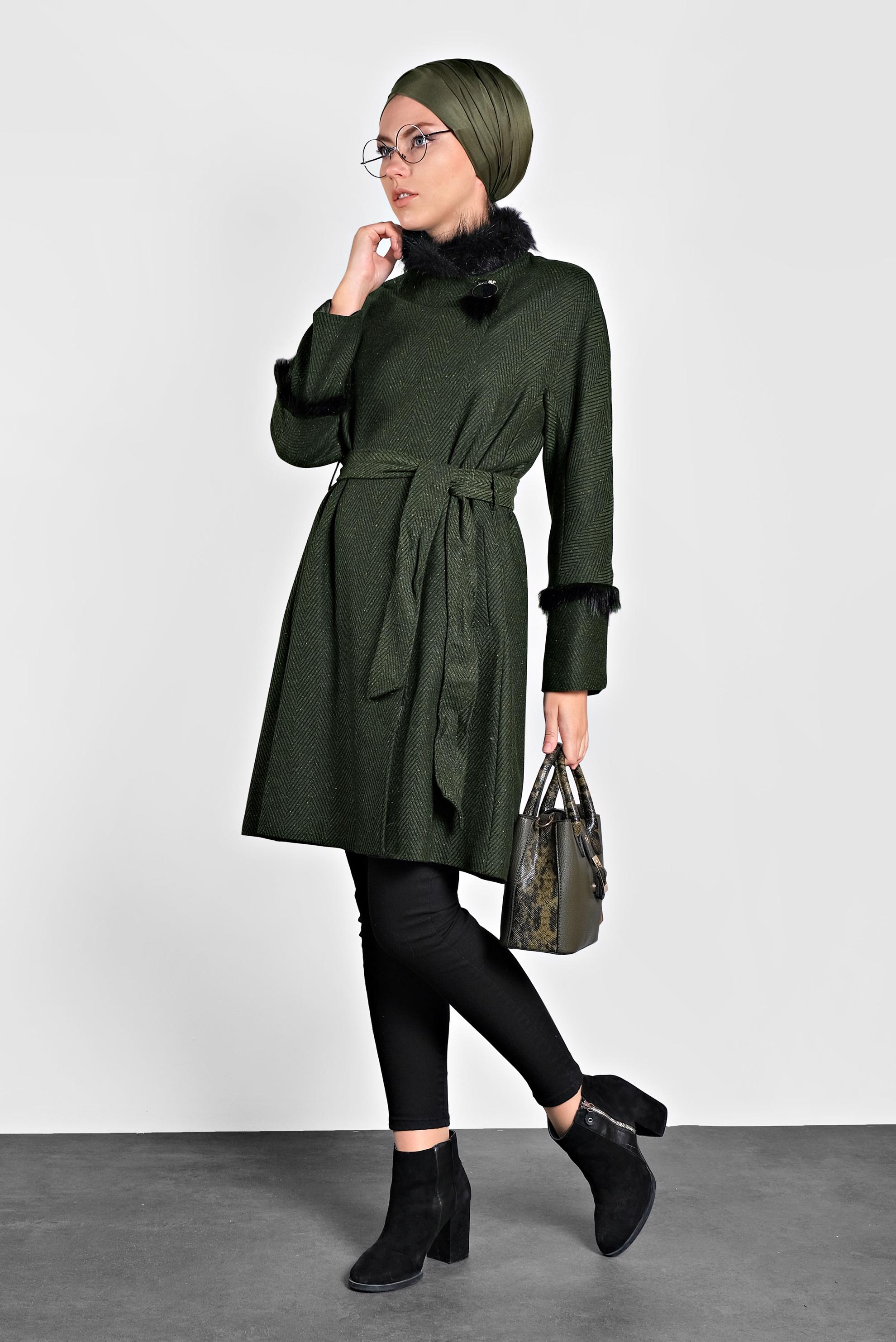 Tesettür giyim HAKİ SUNİ KÜRK DETAYLI BELİ KUŞAKLI KABAN 9733