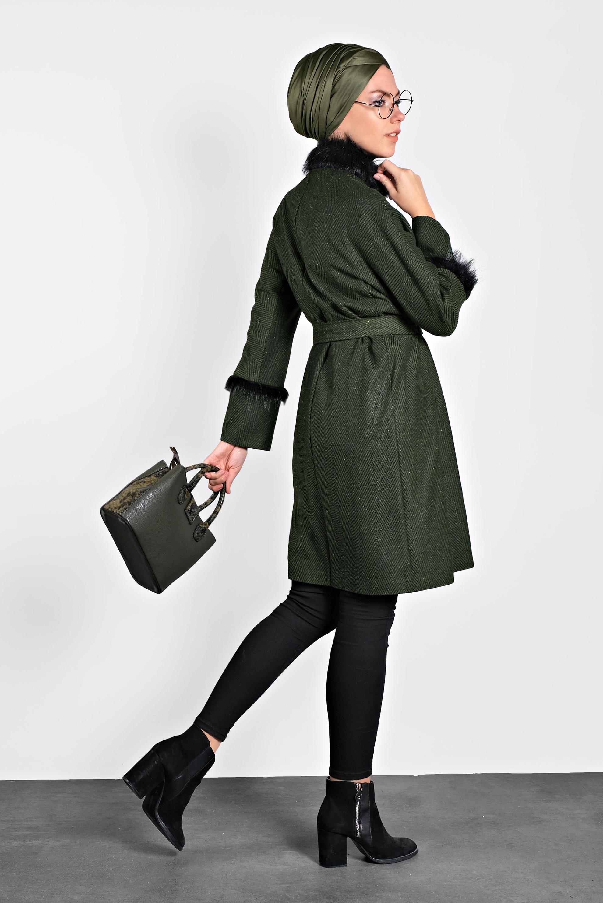 Tesettür giyim HAKİ SUNİ KÜRK DETAYLI BELİ KUŞAKLI KABAN 9733