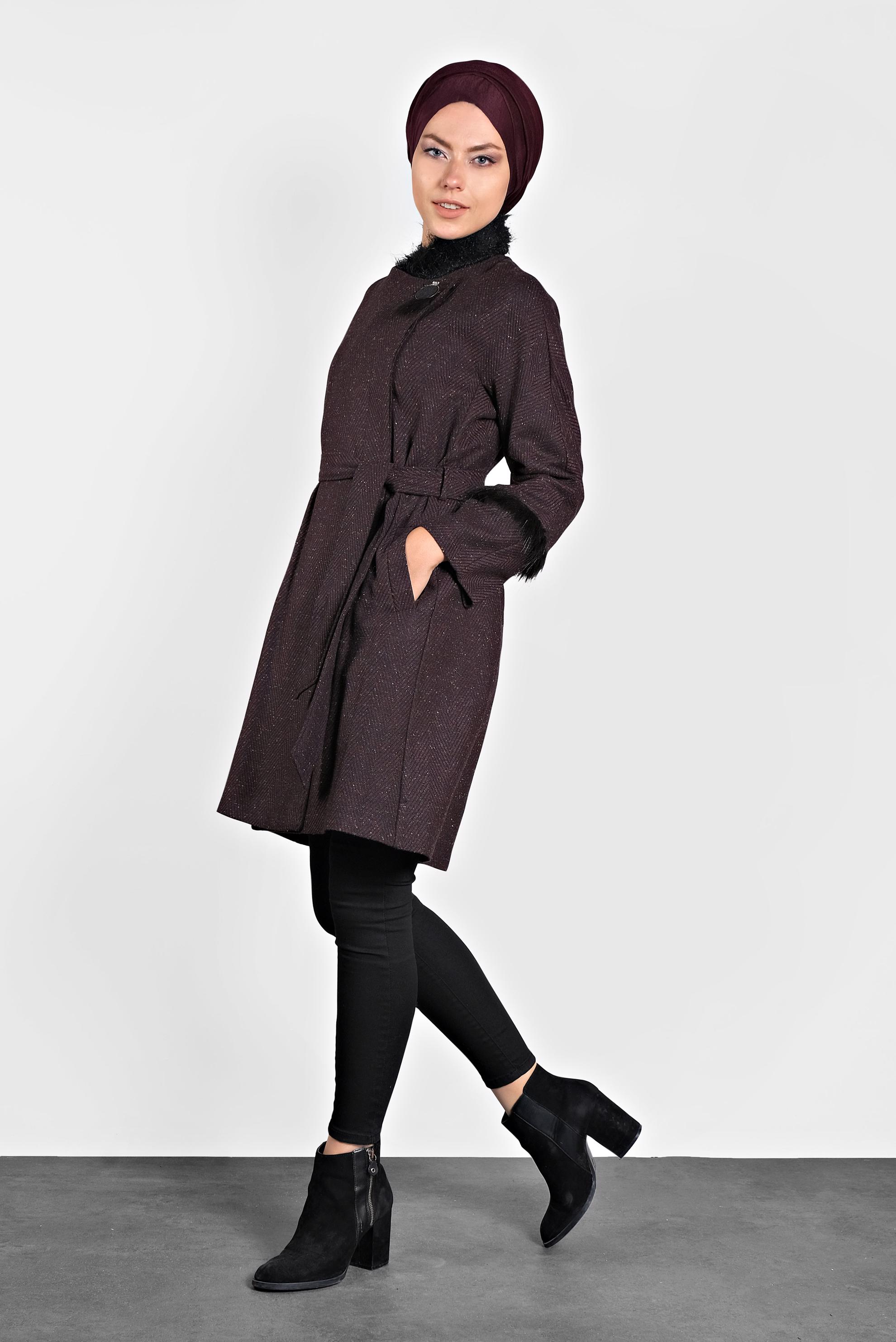 Tesettür giyim MÜRDÜM SUNİ KÜRK DETAYLI BELİ KUŞAKLI KABAN 9733