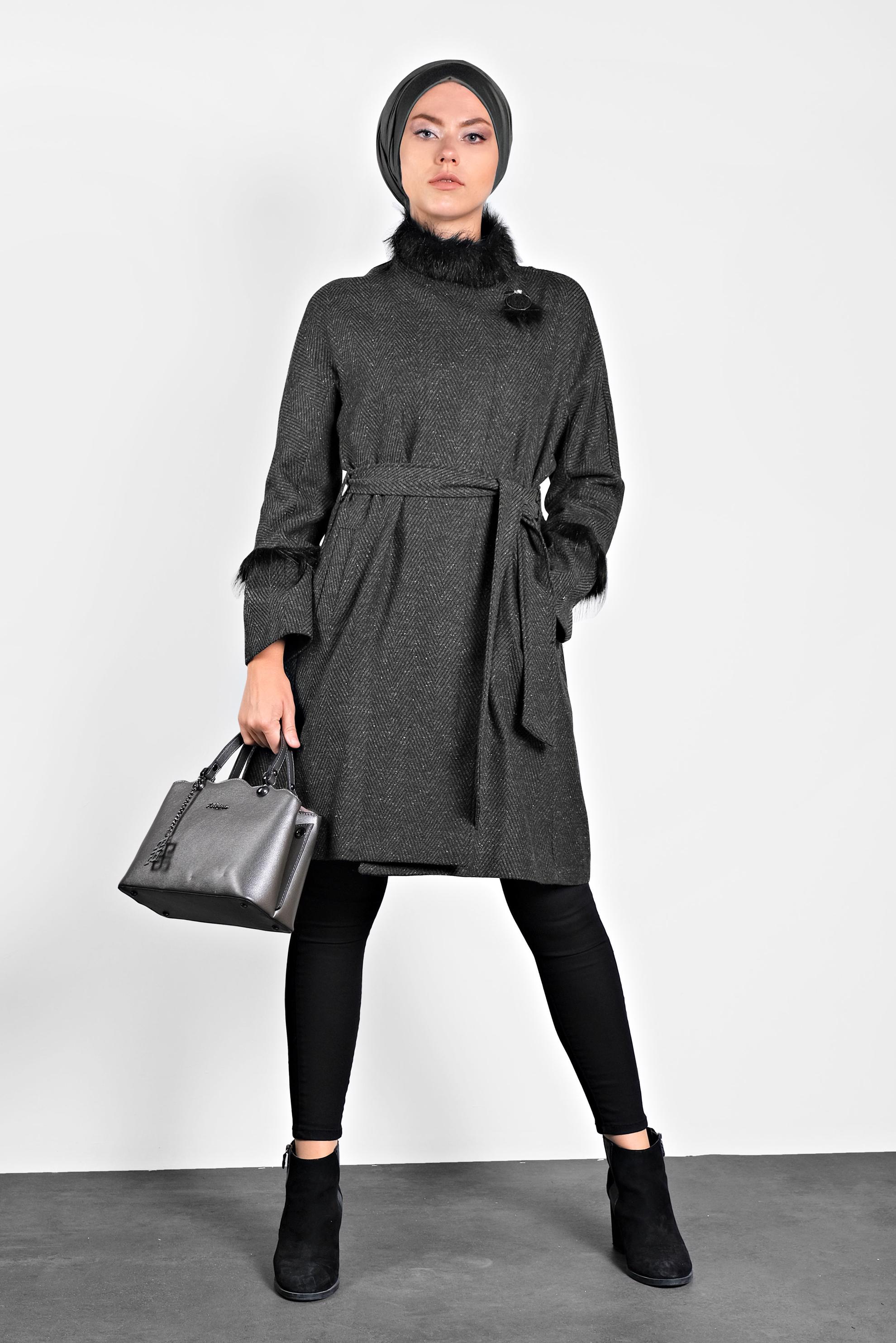 Tesettür giyim GRİ SUNİ KÜRK DETAYLI BELİ KUŞAKLI KABAN 9733