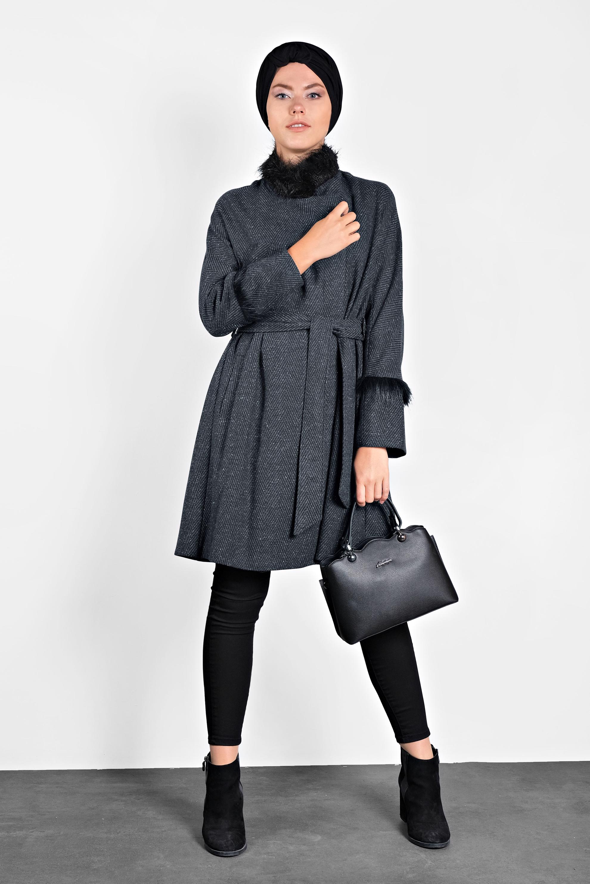 Tesettür giyim LACİVERT SUNİ KÜRK DETAYLI BELİ KUŞAKLI KABAN 9733