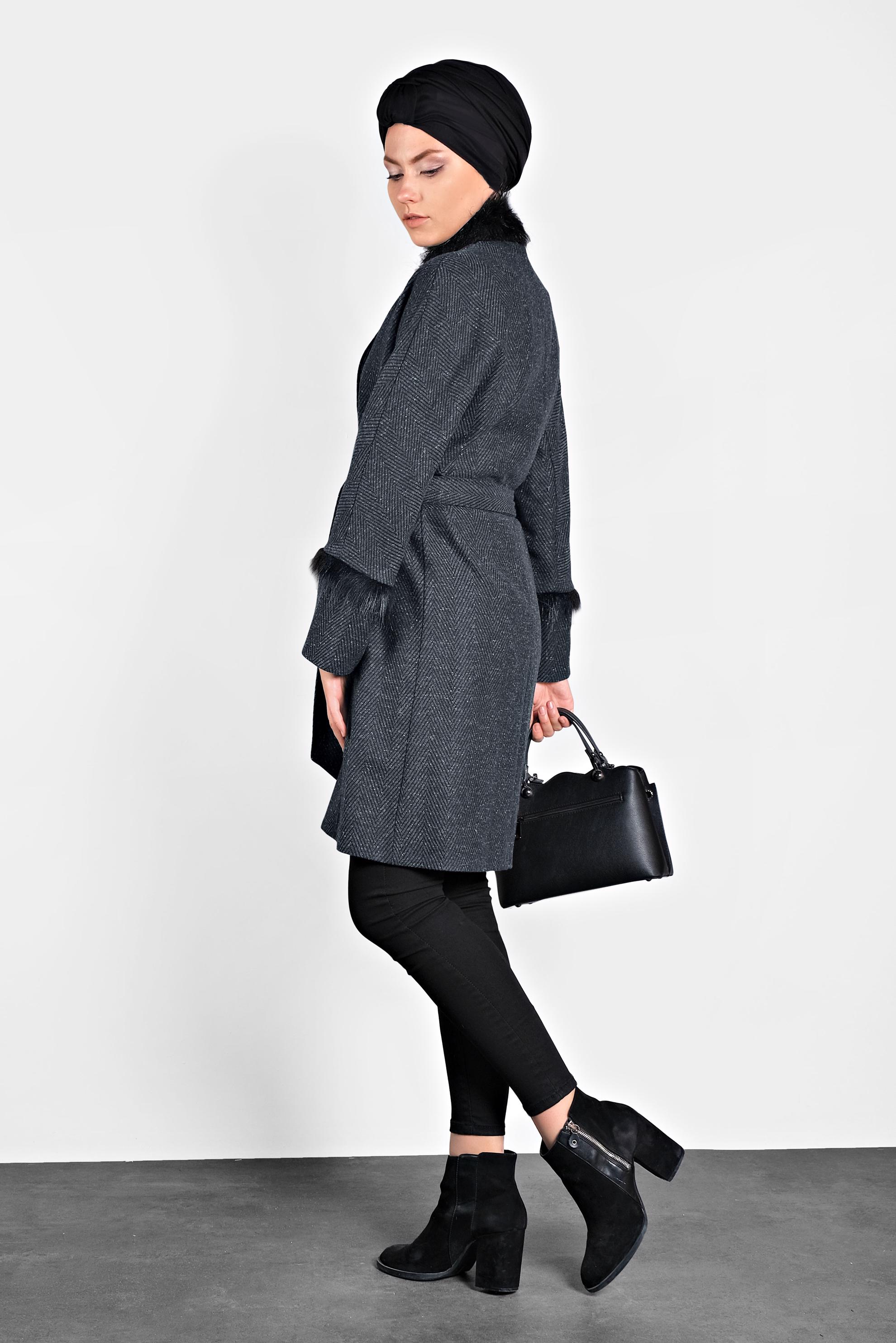 Tesettür giyim LACİVERT SUNİ KÜRK DETAYLI BELİ KUŞAKLI KABAN 9733