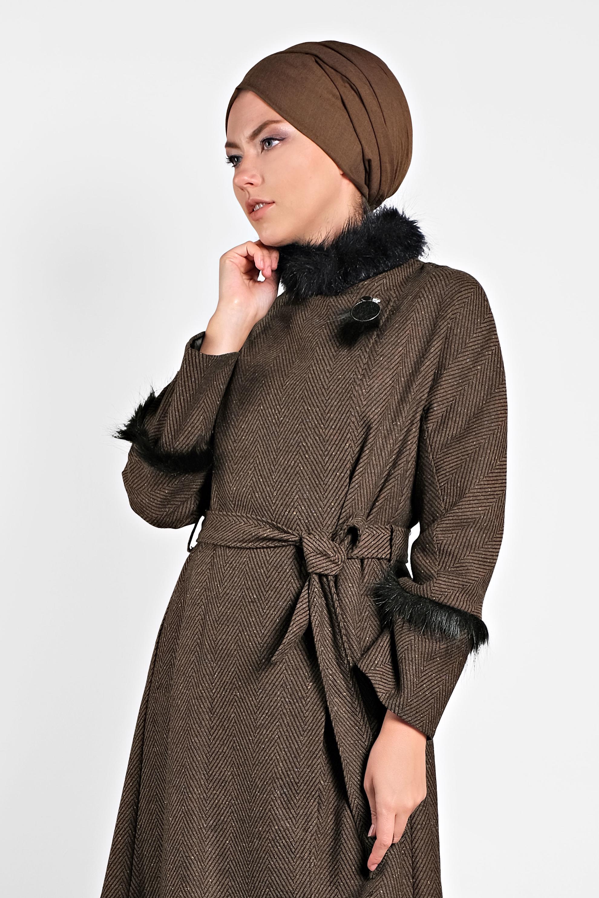 Tesettür giyim KAHVE SUNİ KÜRK DETAYLI BELİ KUŞAKLI KABAN 9733