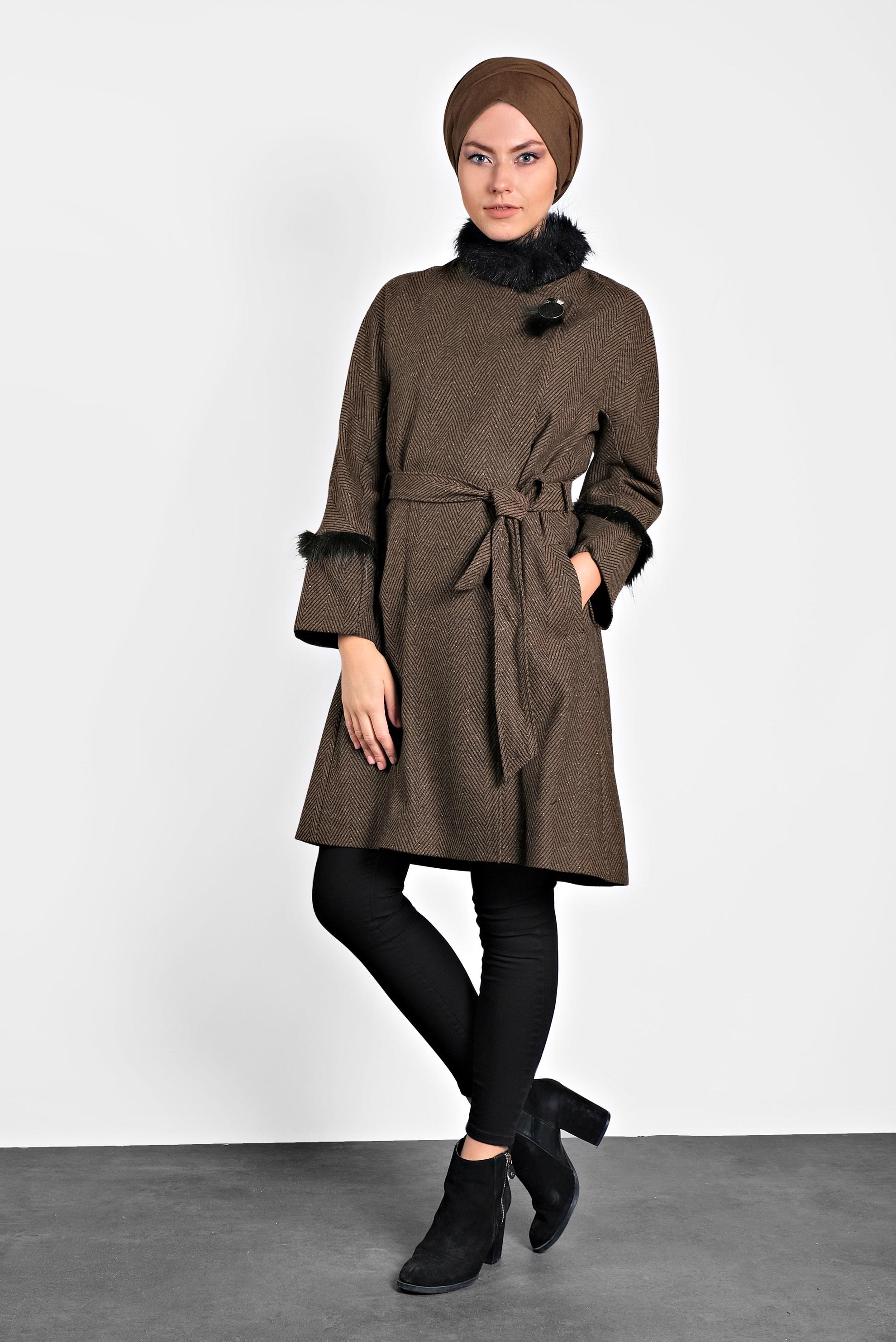 Tesettür giyim KAHVE SUNİ KÜRK DETAYLI BELİ KUŞAKLI KABAN 9733