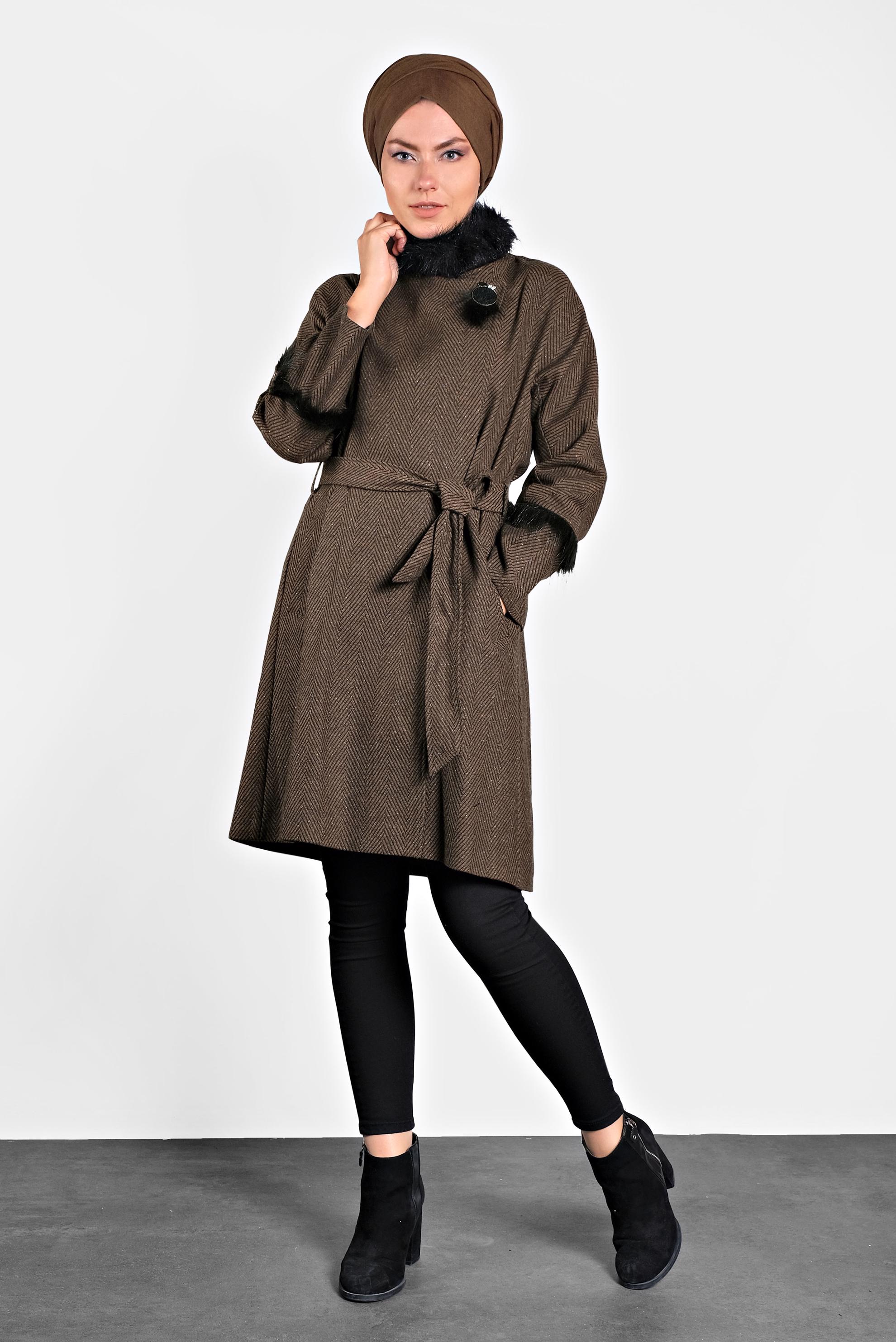 Tesettür giyim KAHVE SUNİ KÜRK DETAYLI BELİ KUŞAKLI KABAN 9733