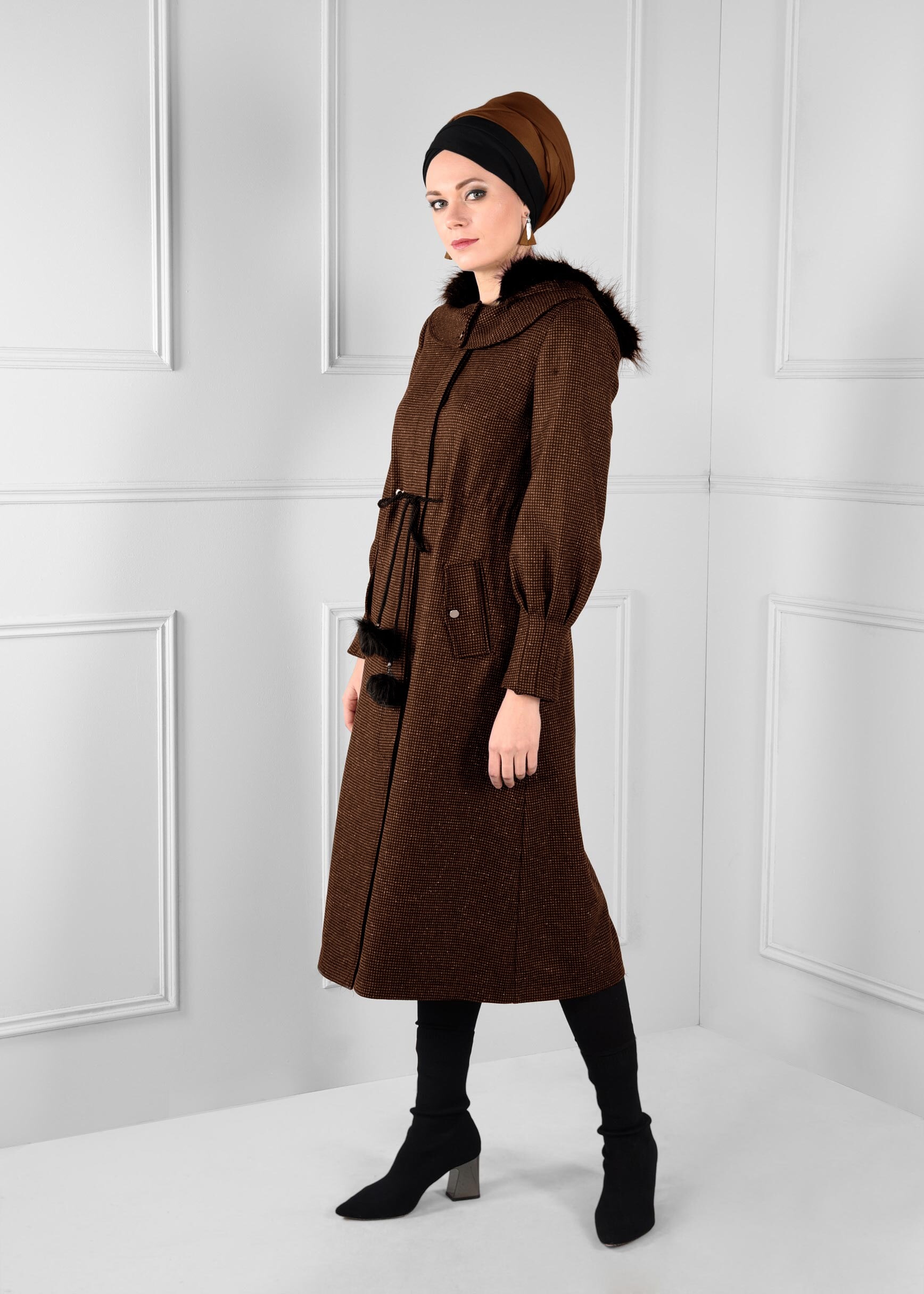 Tesettür giyim KAHVE MANŞETLERİ FERMUARLI BELDEN BAĞCIKLI KAPÜŞONLU KABAN 9734