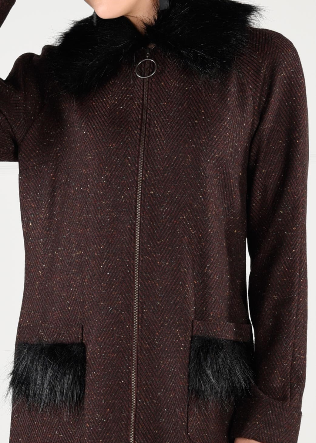 Tesettür giyim BORDO YAKASI VE CEPLERİ PELUŞ DETAYLI FERMUARLI KABAN 9735