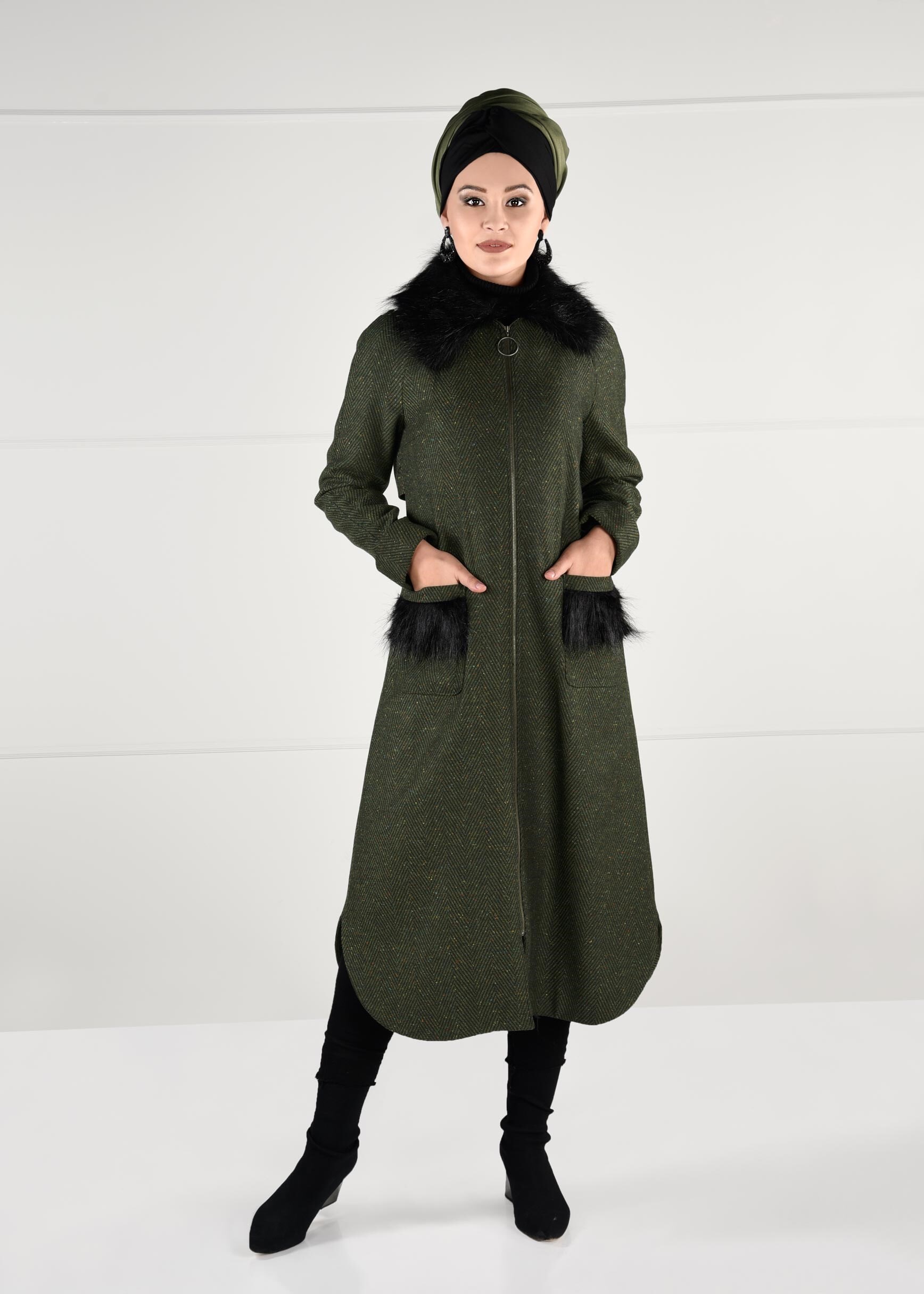 Tesettür giyim HAKİ YAKASI VE CEPLERİ PELUŞ DETAYLI FERMUARLI KABAN 9735