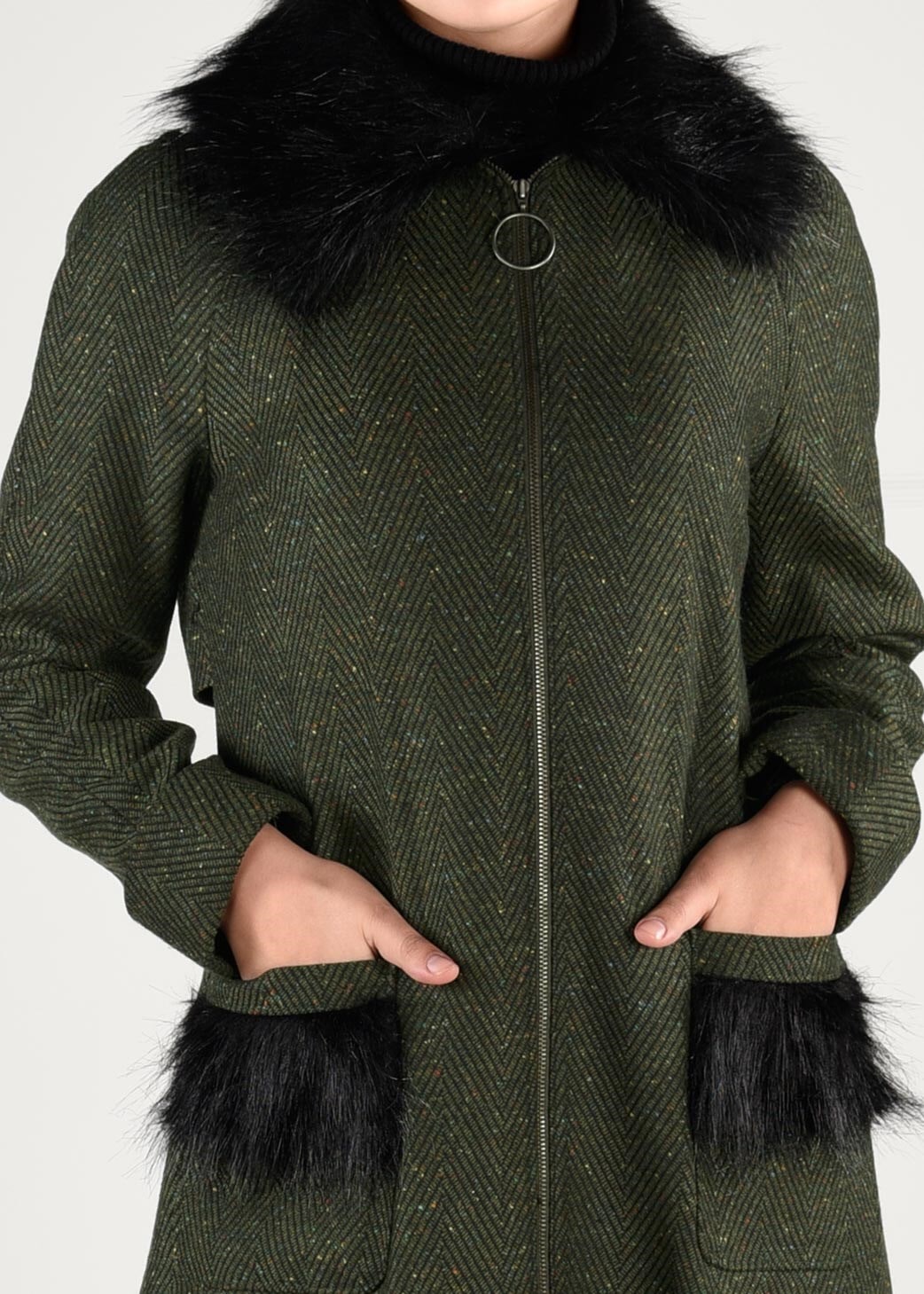 Tesettür giyim HAKİ YAKASI VE CEPLERİ PELUŞ DETAYLI FERMUARLI KABAN 9735