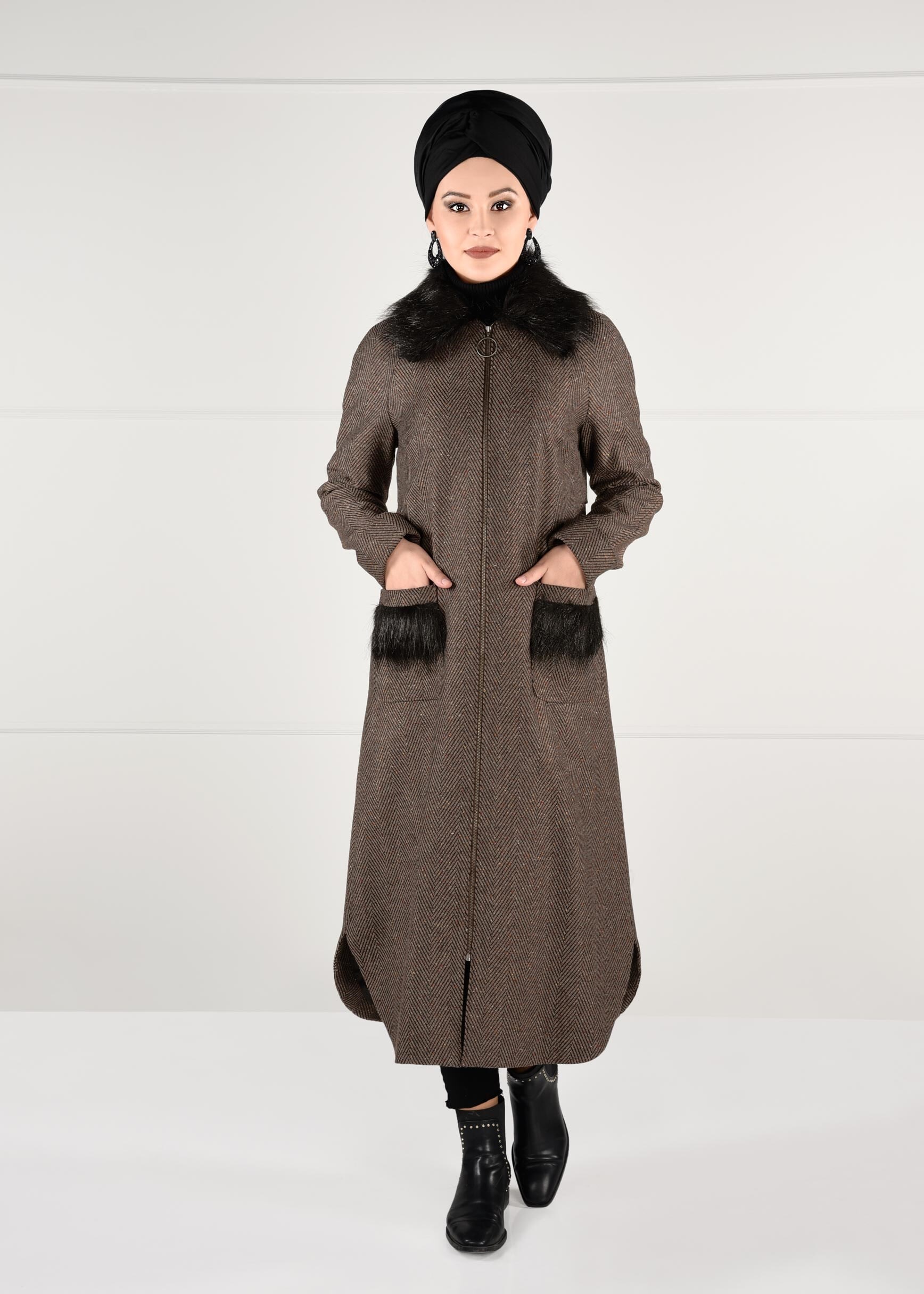 Tesettür giyim VİZON YAKASI VE CEPLERİ PELUŞ DETAYLI FERMUARLI KABAN 9735