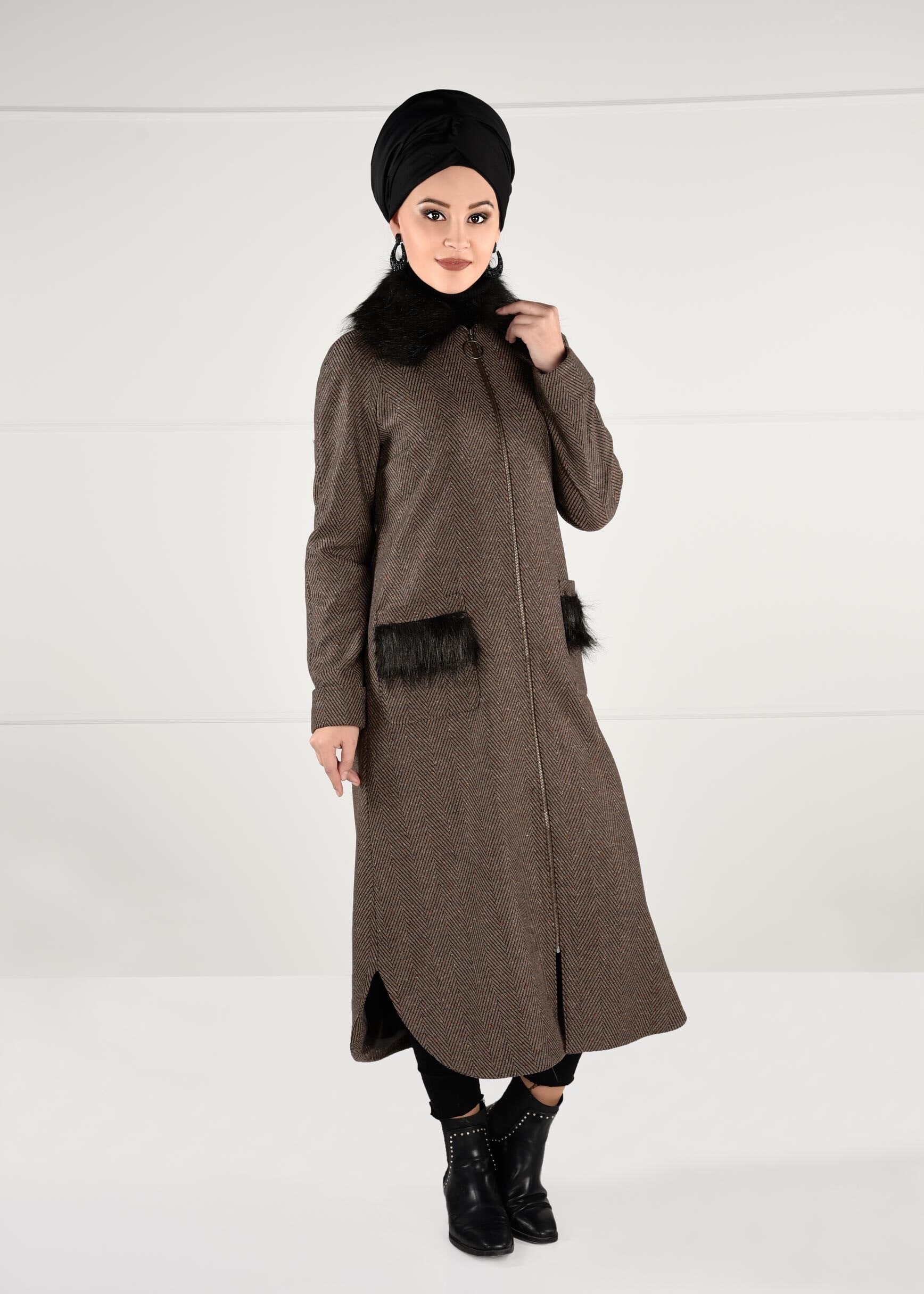 Tesettür giyim VİZON YAKASI VE CEPLERİ PELUŞ DETAYLI FERMUARLI KABAN 9735