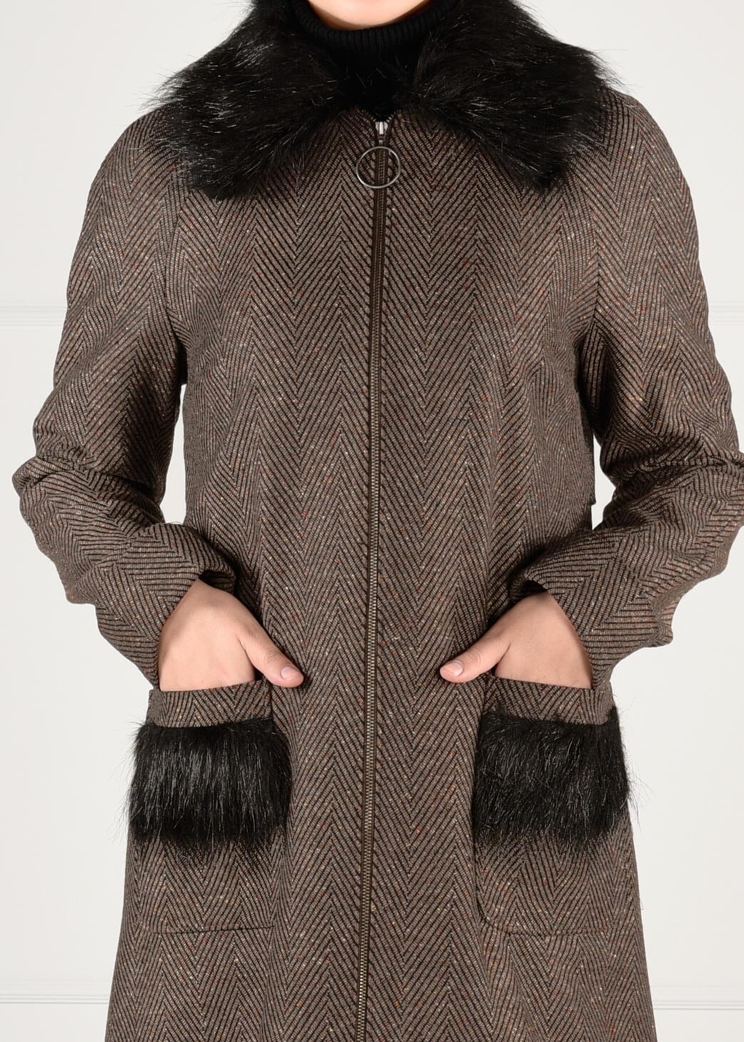 Tesettür giyim VİZON YAKASI VE CEPLERİ PELUŞ DETAYLI FERMUARLI KABAN 9735