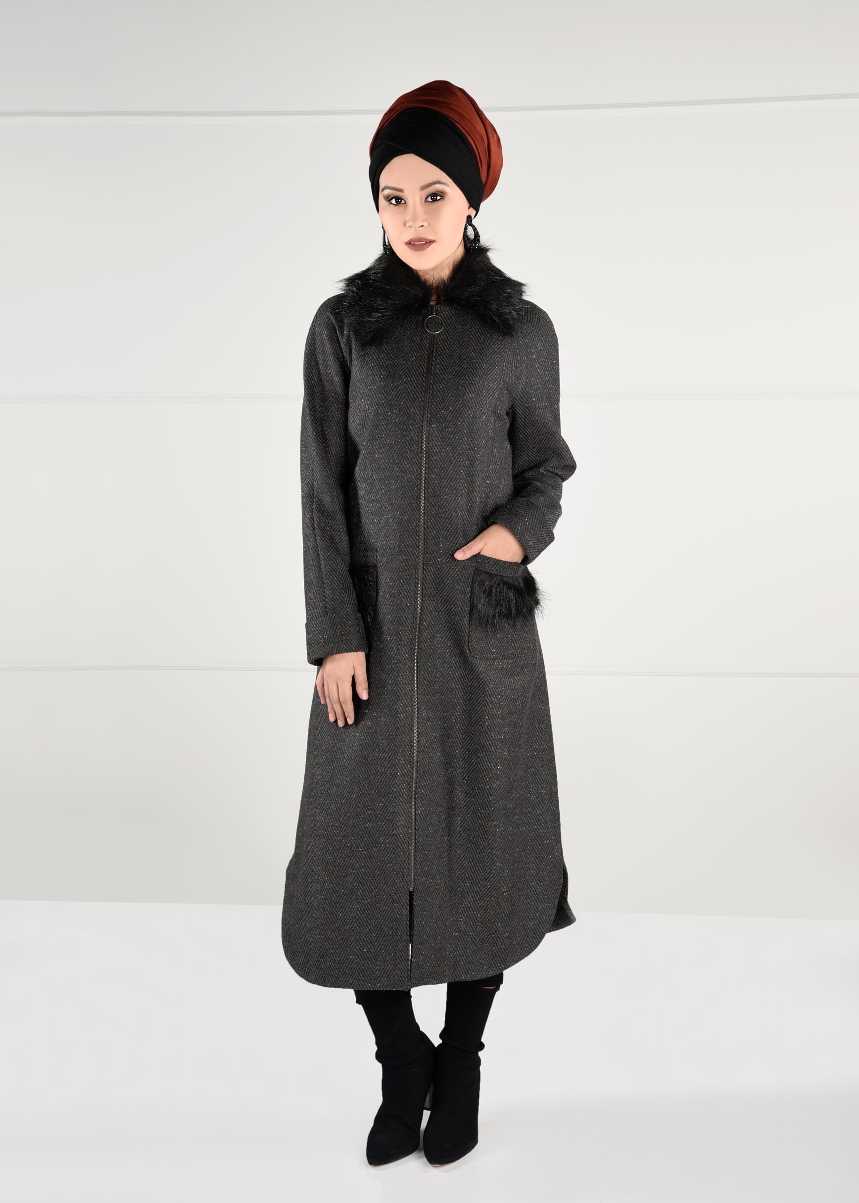 Tesettür giyim GRİ YAKASI VE CEPLERİ PELUŞ DETAYLI FERMUARLI KABAN 9735
