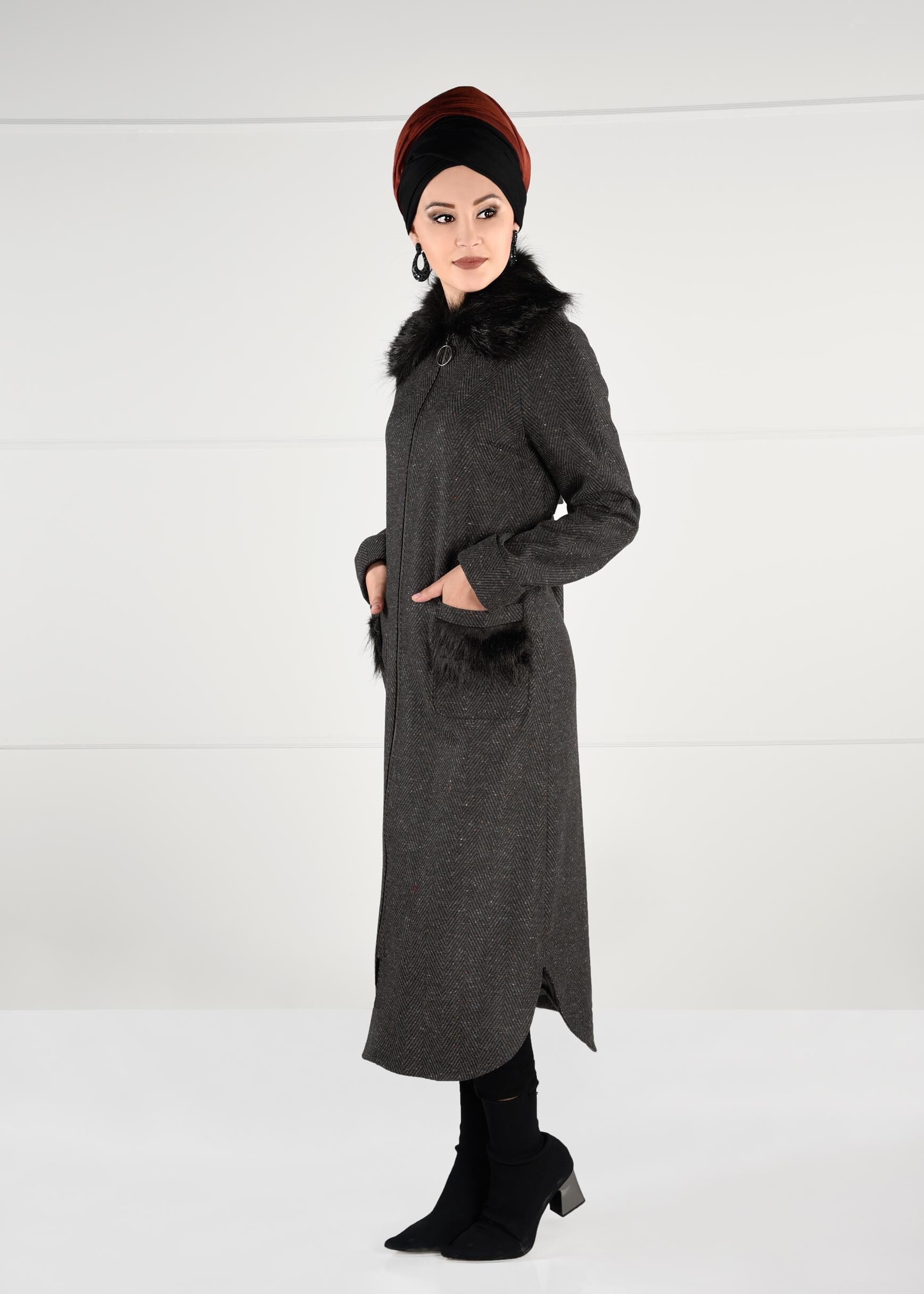 Tesettür giyim GRİ YAKASI VE CEPLERİ PELUŞ DETAYLI FERMUARLI KABAN 9735
