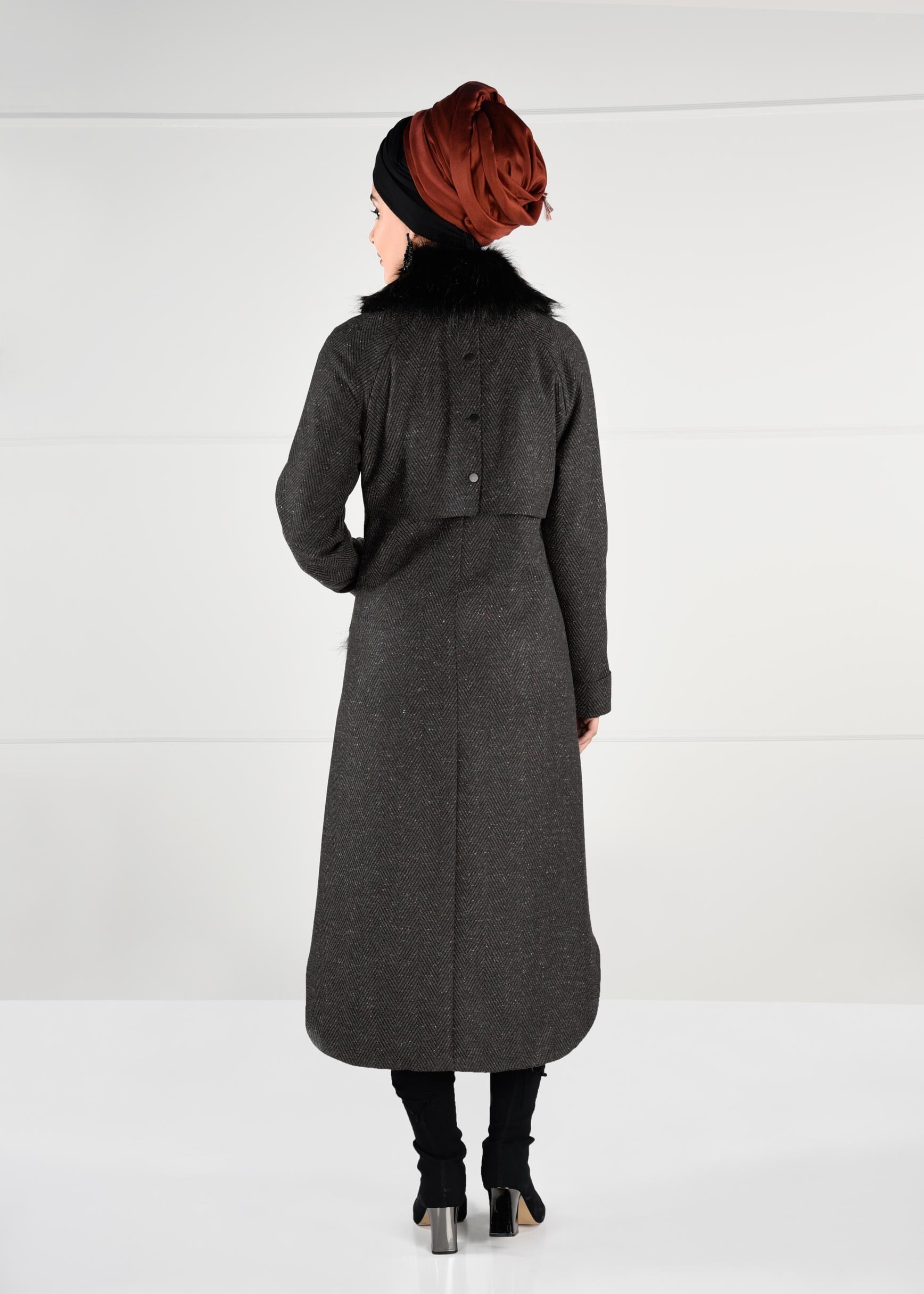 Tesettür giyim GRİ YAKASI VE CEPLERİ PELUŞ DETAYLI FERMUARLI KABAN 9735