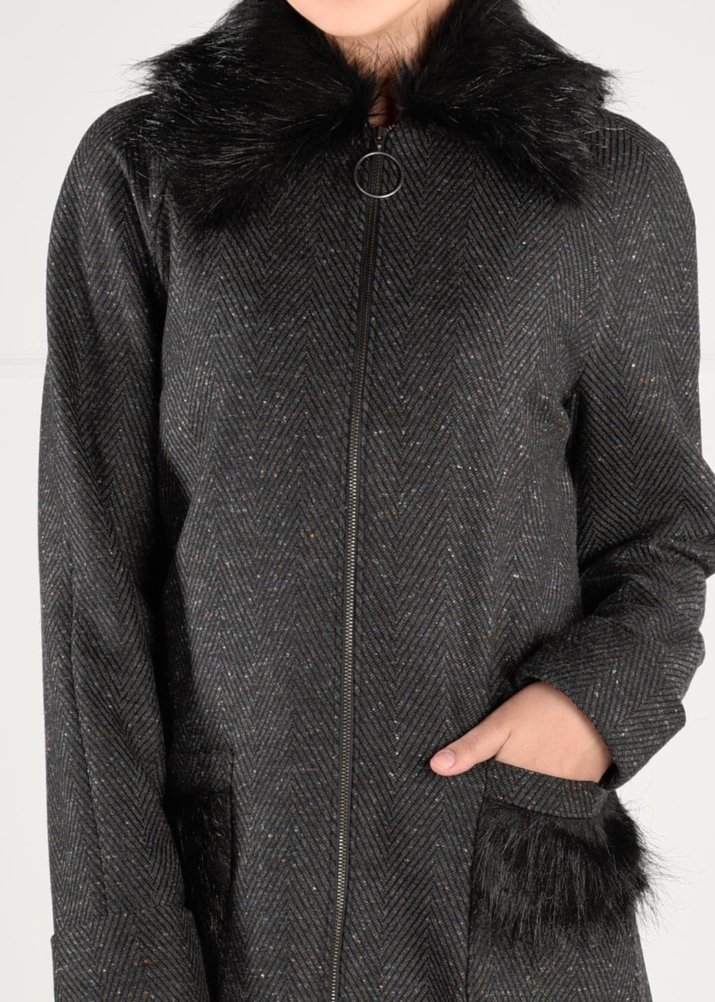 Tesettür giyim GRİ YAKASI VE CEPLERİ PELUŞ DETAYLI FERMUARLI KABAN 9735