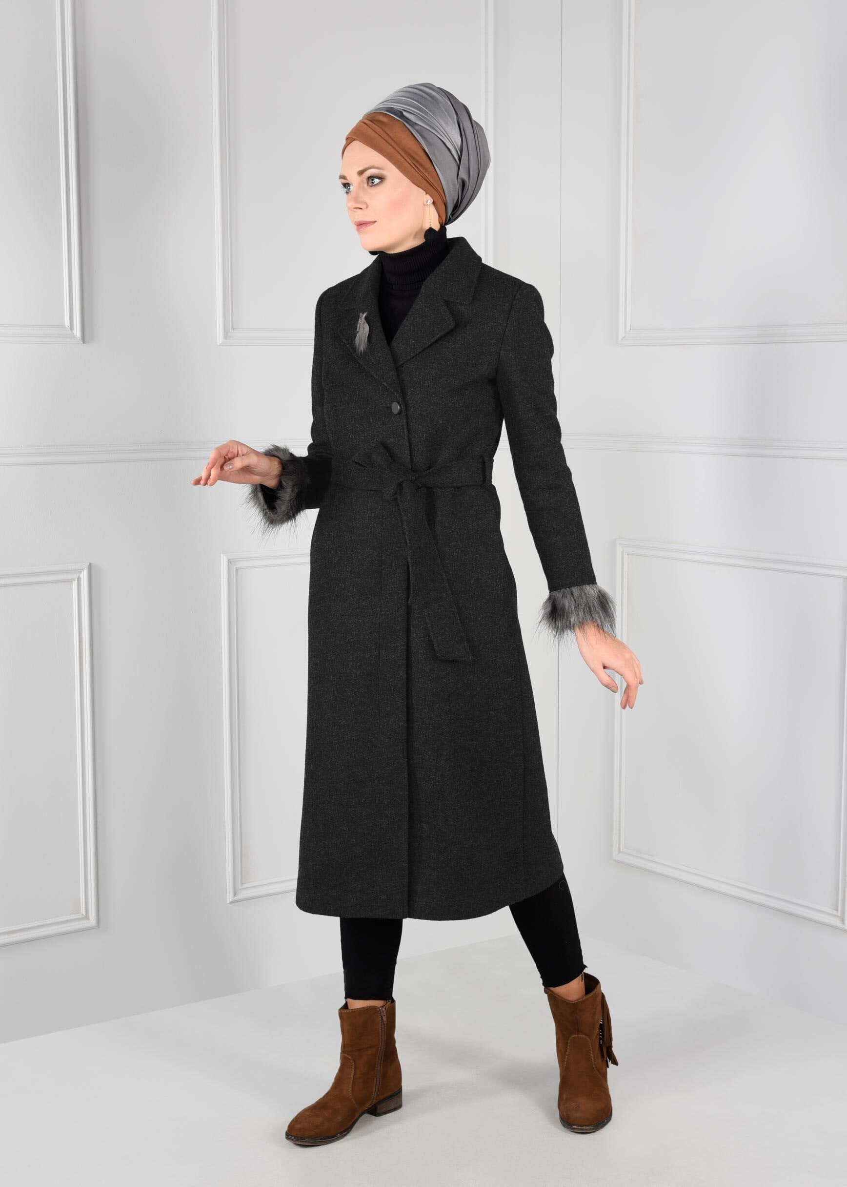 Tesettür giyim GRİ BROŞLU MANŞETLERİ PELUŞ KUŞAKLI KRUVAZE KABAN 9739