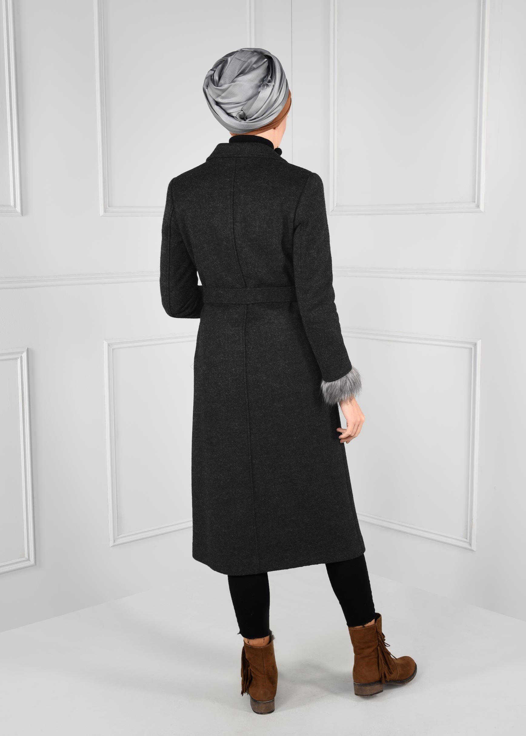 Tesettür giyim GRİ BROŞLU MANŞETLERİ PELUŞ KUŞAKLI KRUVAZE KABAN 9739