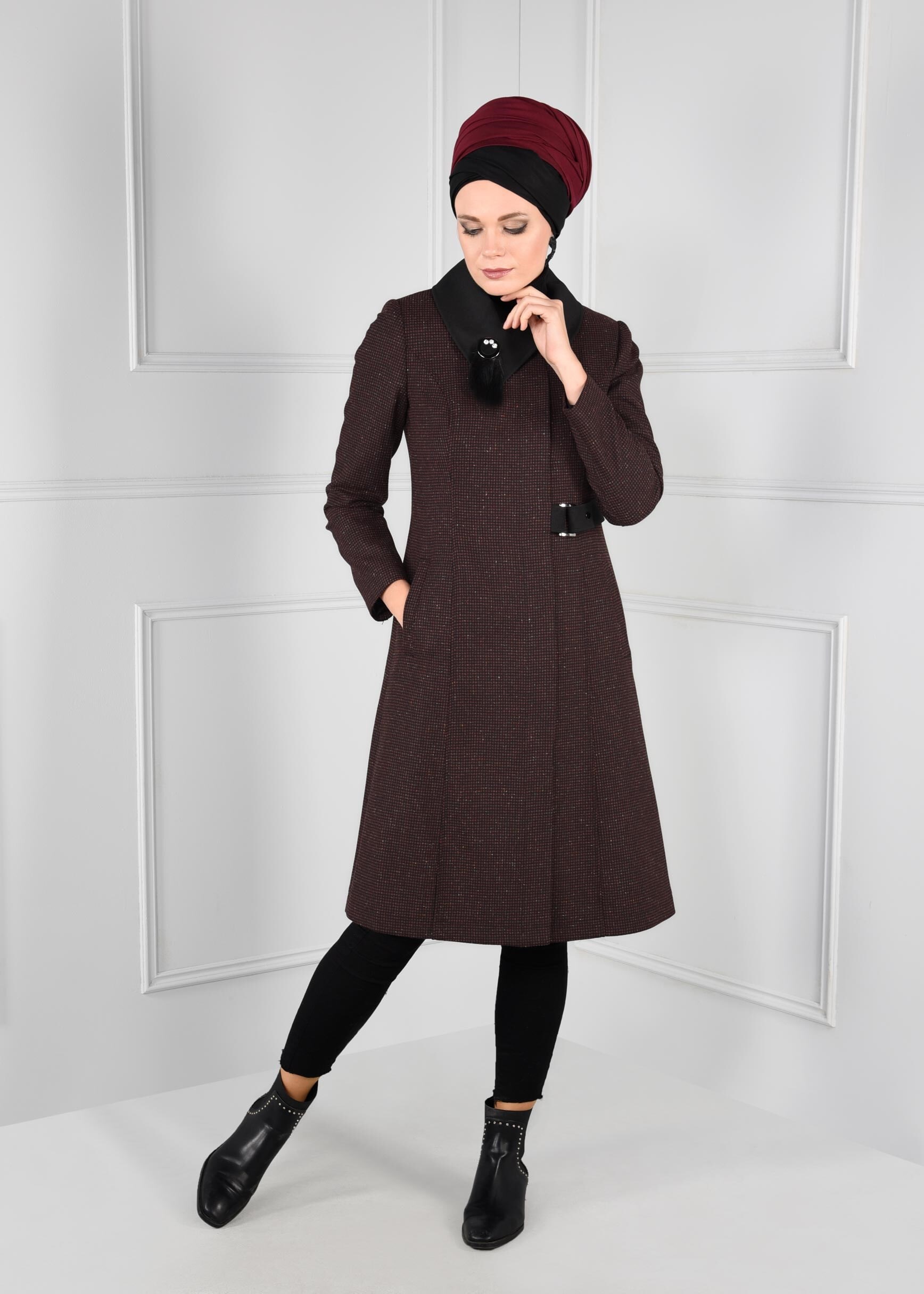 Tesettür giyim BORDO BROŞLU KEMER DETAYLI DESENLİ KABAN 9741