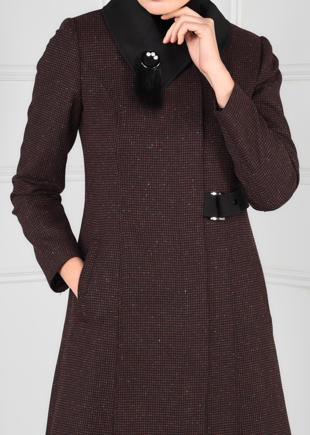 Tesettür giyim BORDO BROŞLU KEMER DETAYLI DESENLİ KABAN 9741