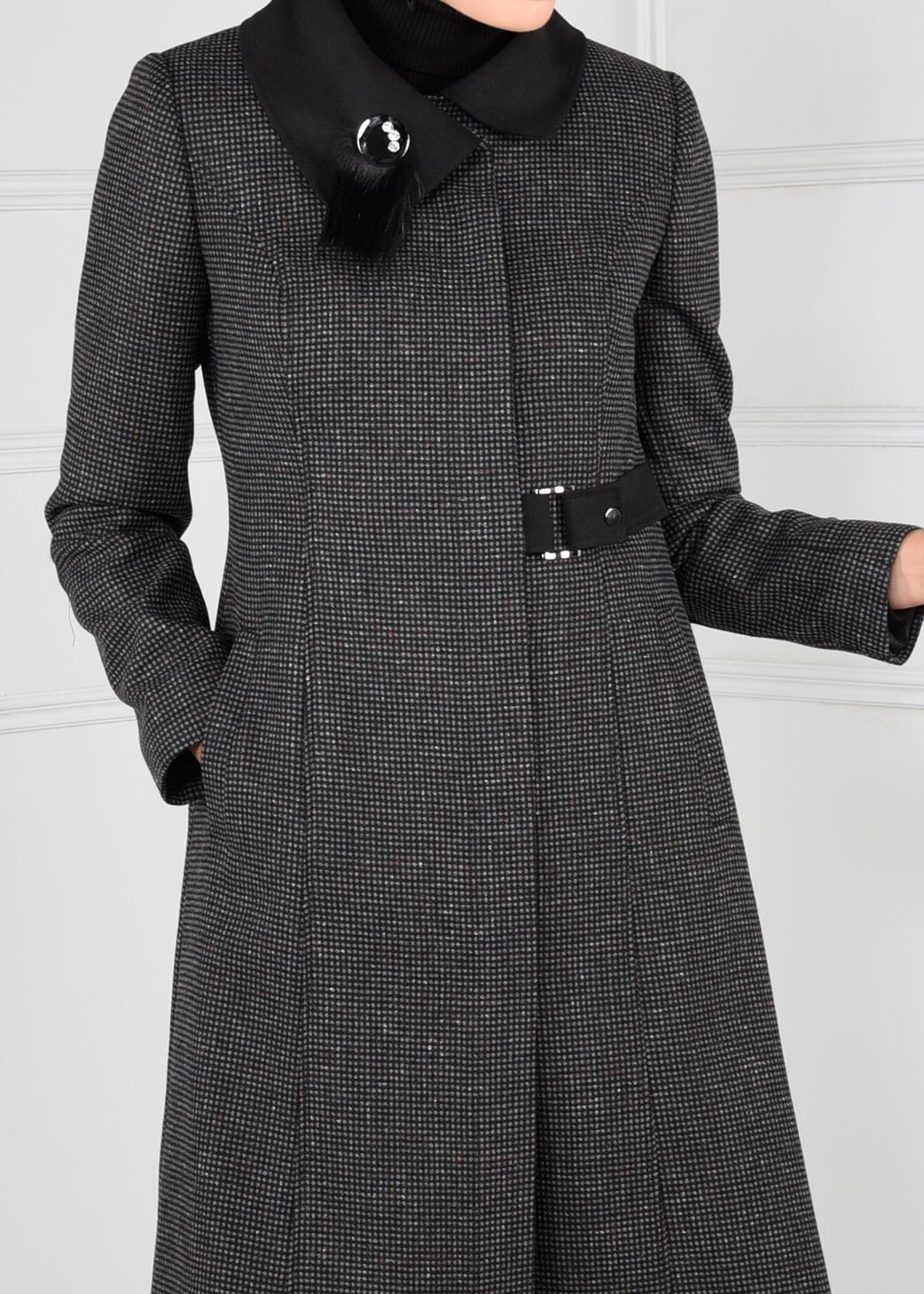 Tesettür giyim GRİ BROŞLU KEMER DETAYLI DESENLİ KABAN 9741