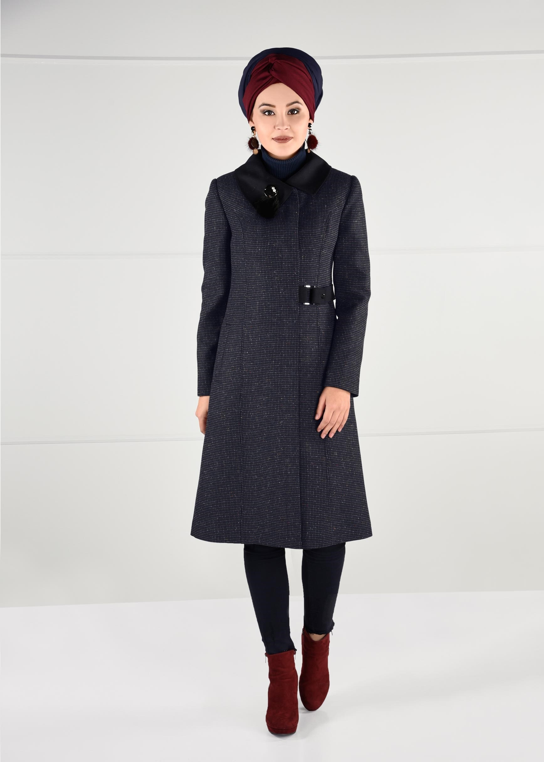 Tesettür giyim LACİVERT BROŞLU KEMER DETAYLI DESENLİ KABAN 9741