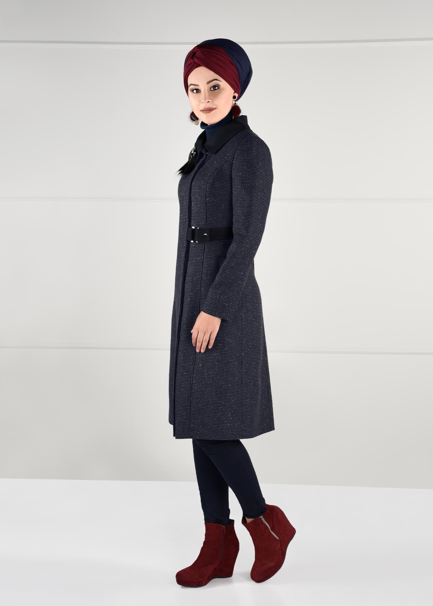 Tesettür giyim LACİVERT BROŞLU KEMER DETAYLI DESENLİ KABAN 9741