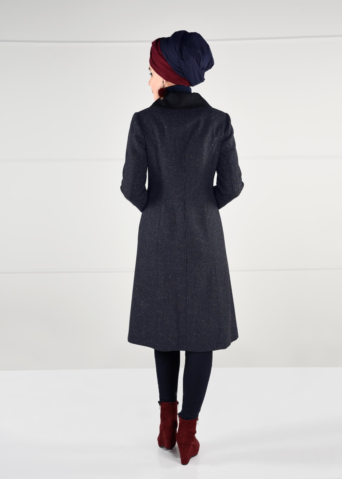 Tesettür giyim LACİVERT BROŞLU KEMER DETAYLI DESENLİ KABAN 9741