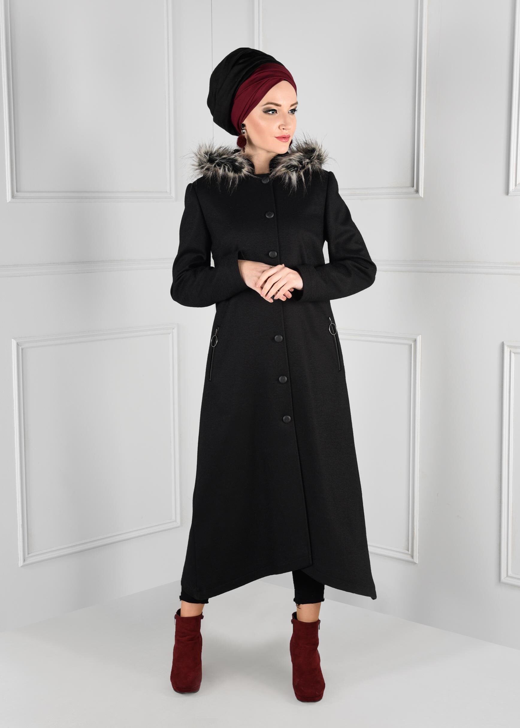 Tesettür giyim SİYAH KAPÜŞONU PELUŞ DETAYLI CEPLERİ FERMUARLI KABAN 9744