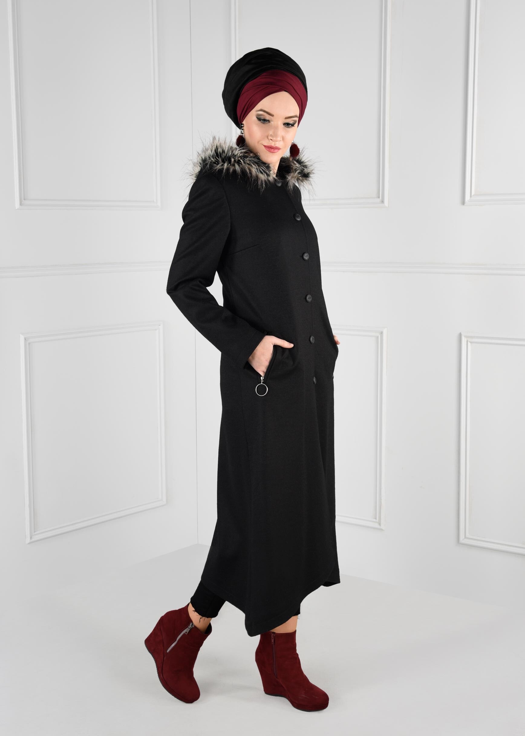 Tesettür giyim SİYAH KAPÜŞONU PELUŞ DETAYLI CEPLERİ FERMUARLI KABAN 9744