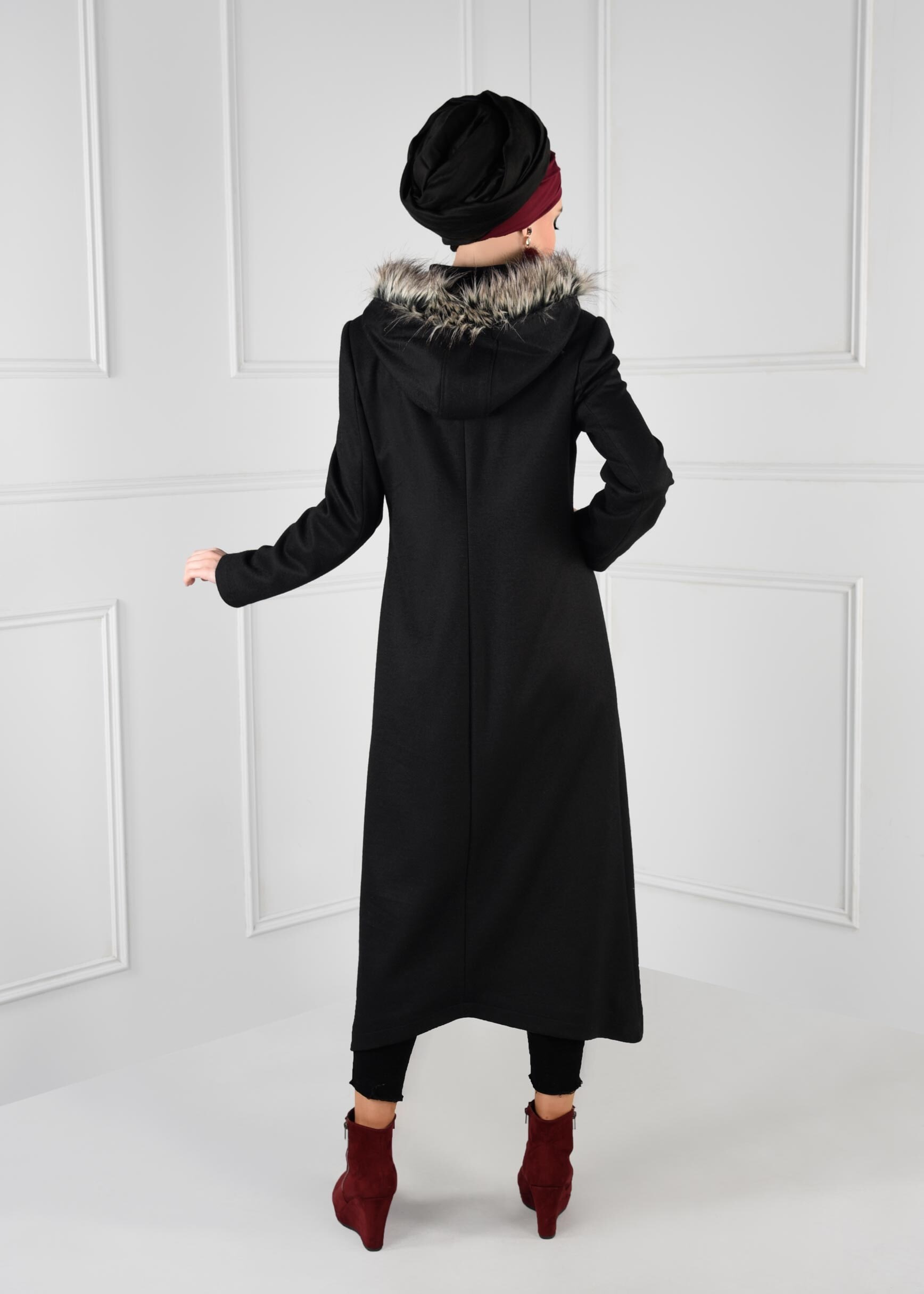 Tesettür giyim SİYAH KAPÜŞONU PELUŞ DETAYLI CEPLERİ FERMUARLI KABAN 9744