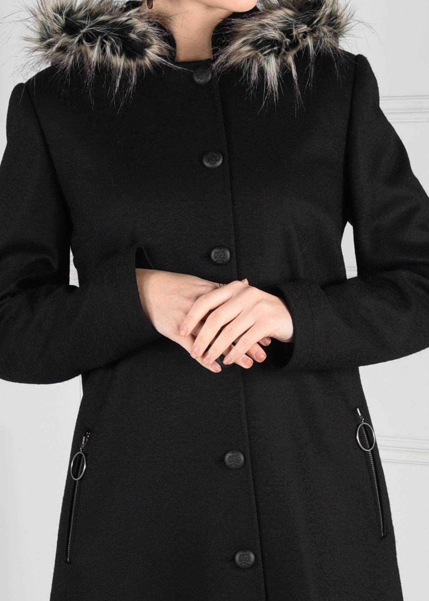 Tesettür giyim SİYAH KAPÜŞONU PELUŞ DETAYLI CEPLERİ FERMUARLI KABAN 9744