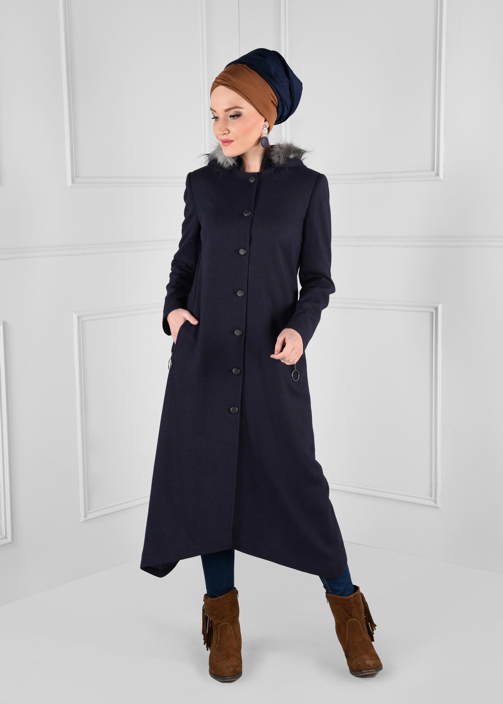 Tesettür giyim LACİVERT KAPÜŞONU PELUŞ DETAYLI CEPLERİ FERMUARLI KABAN 9744
