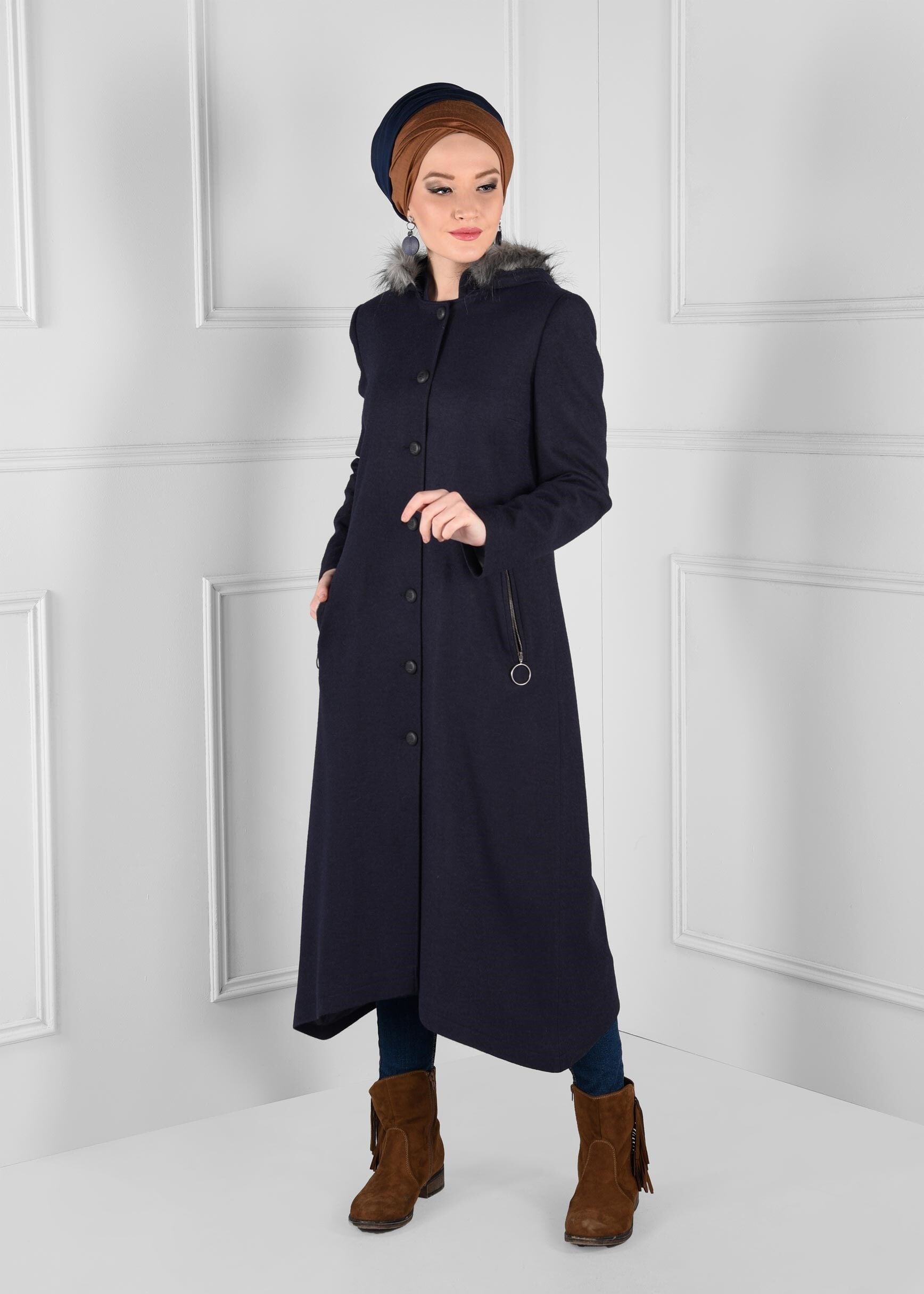 Tesettür giyim LACİVERT KAPÜŞONU PELUŞ DETAYLI CEPLERİ FERMUARLI KABAN 9744