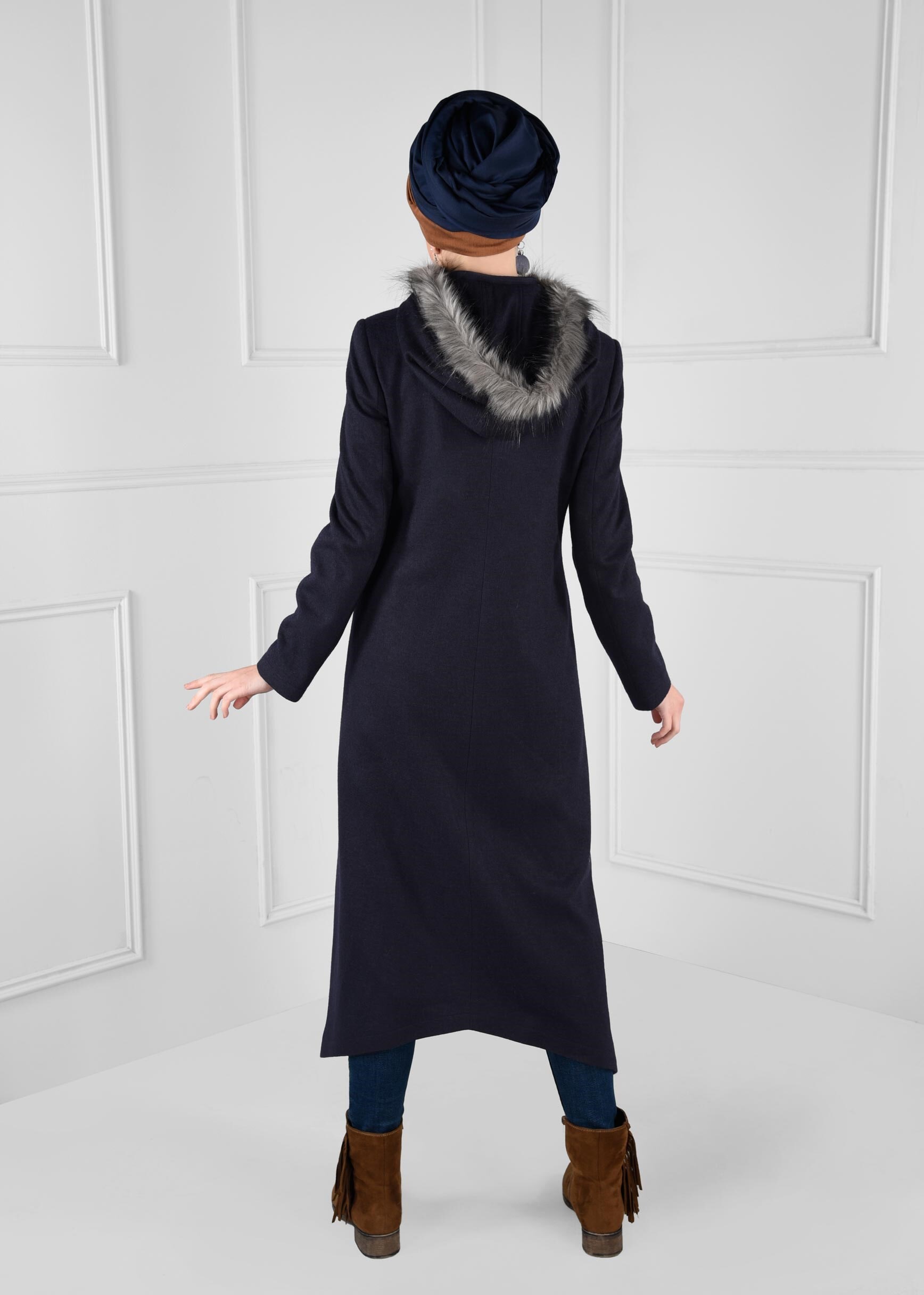 Tesettür giyim LACİVERT KAPÜŞONU PELUŞ DETAYLI CEPLERİ FERMUARLI KABAN 9744